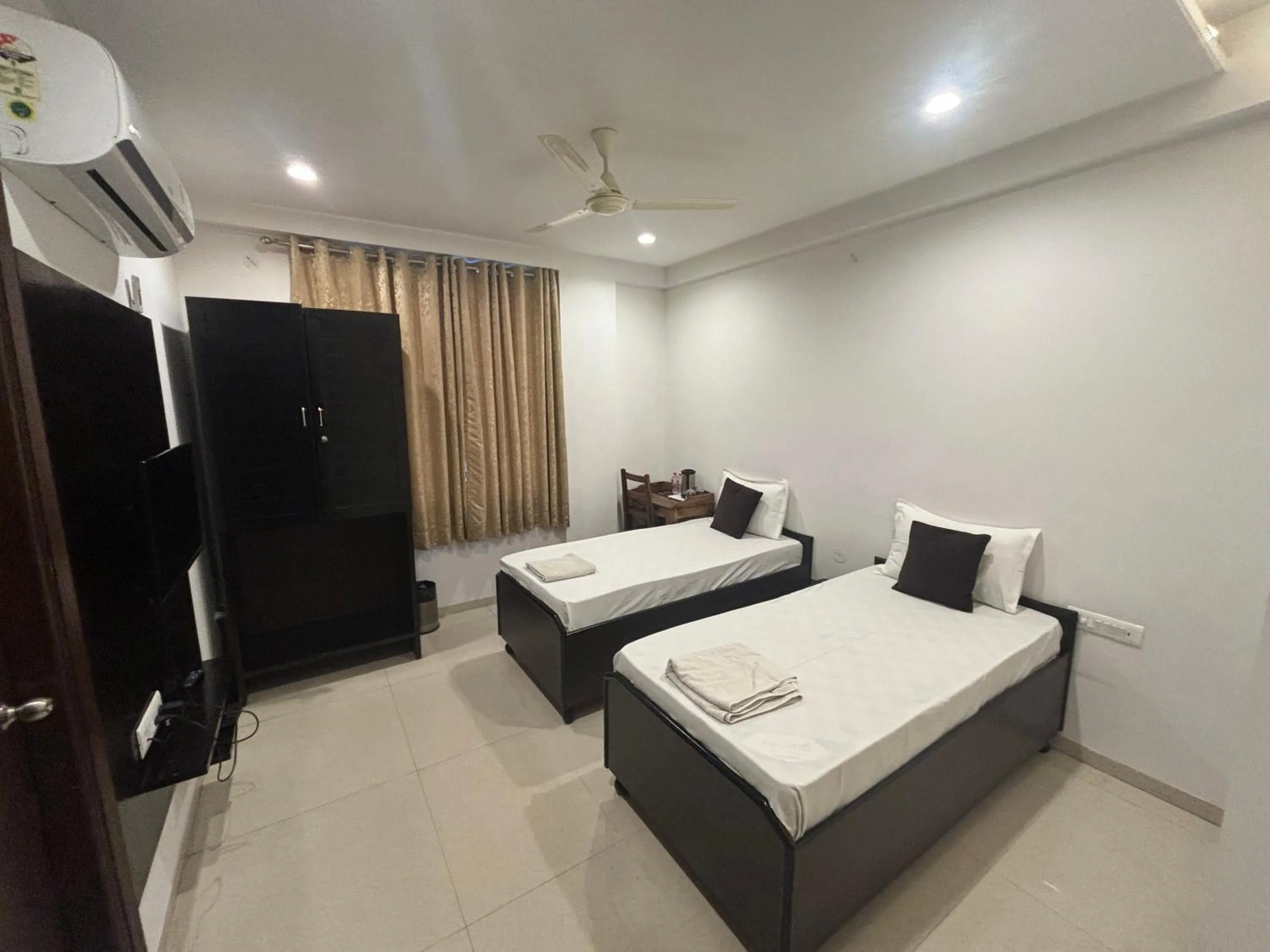 Photo of the whole room, Bed in Hotel Life Inn