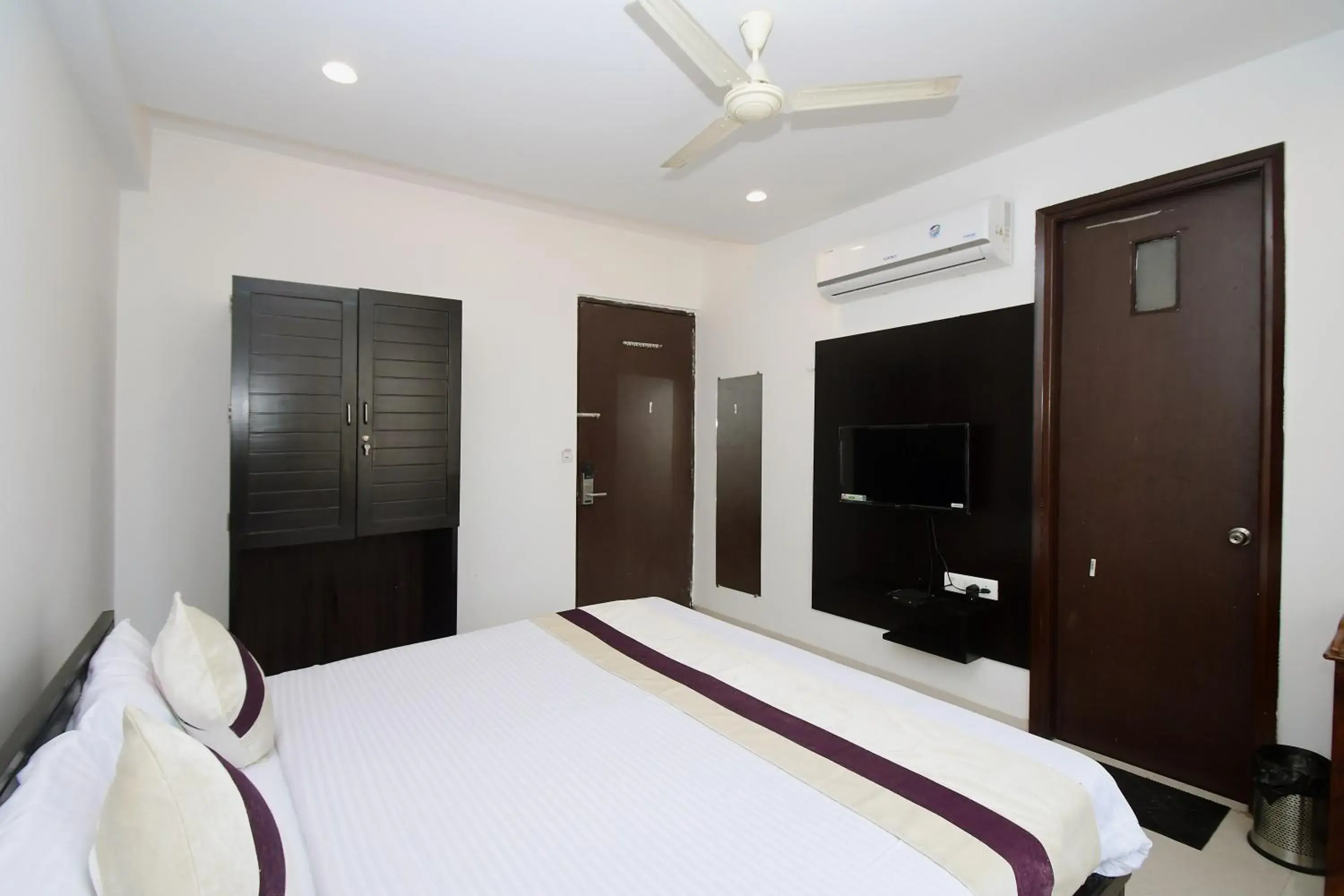 Bedroom, Bed in Hotel Life Inn Bedroom, Bed in Hotel Life Inn