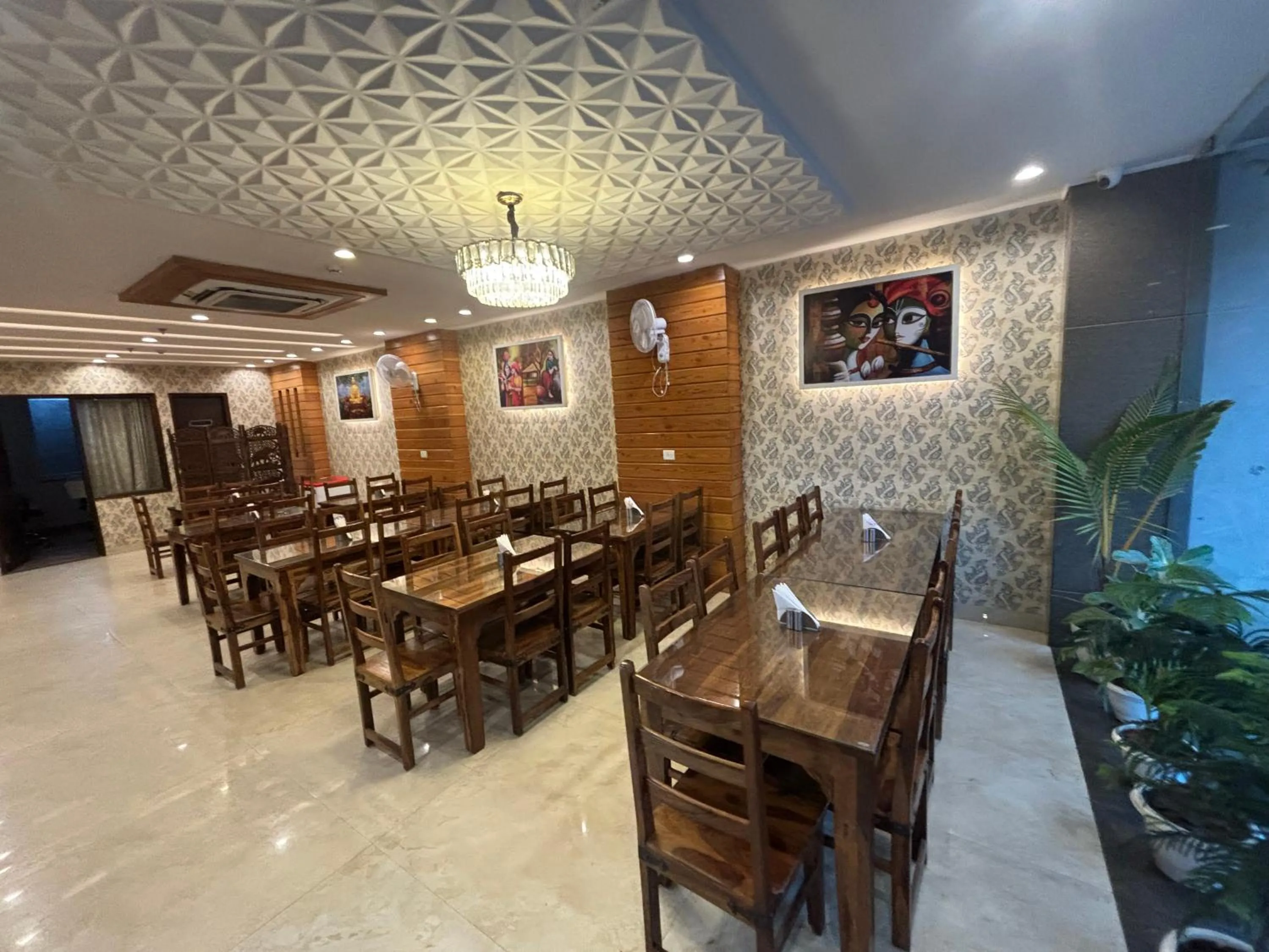 Restaurant/places to eat in Hotel Life Inn