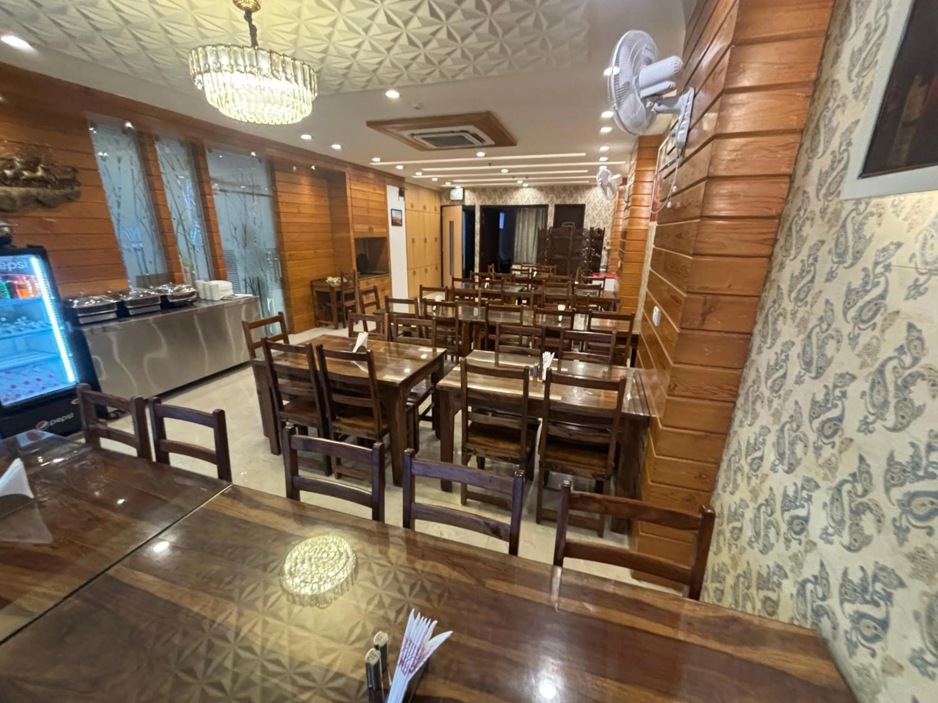 Restaurant/places to eat in Hotel Life Inn