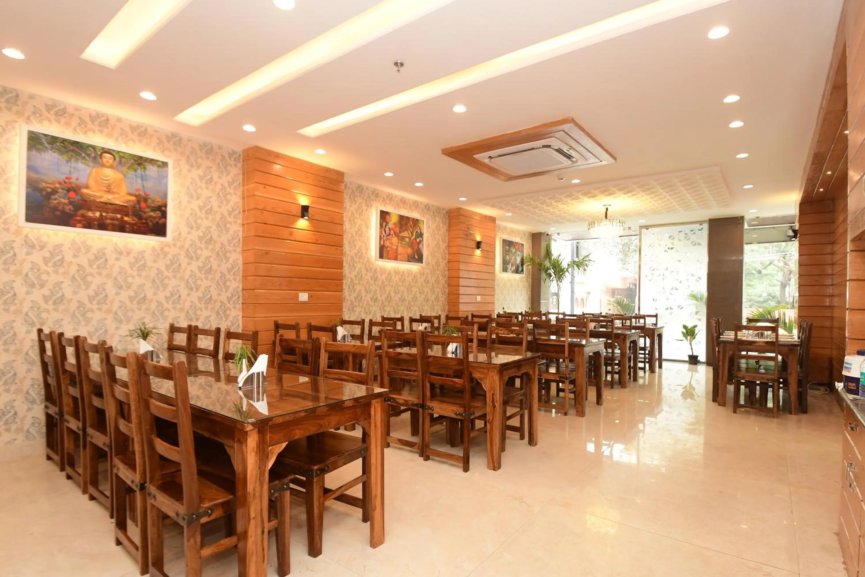 Restaurant/places to eat in Hotel Life Inn