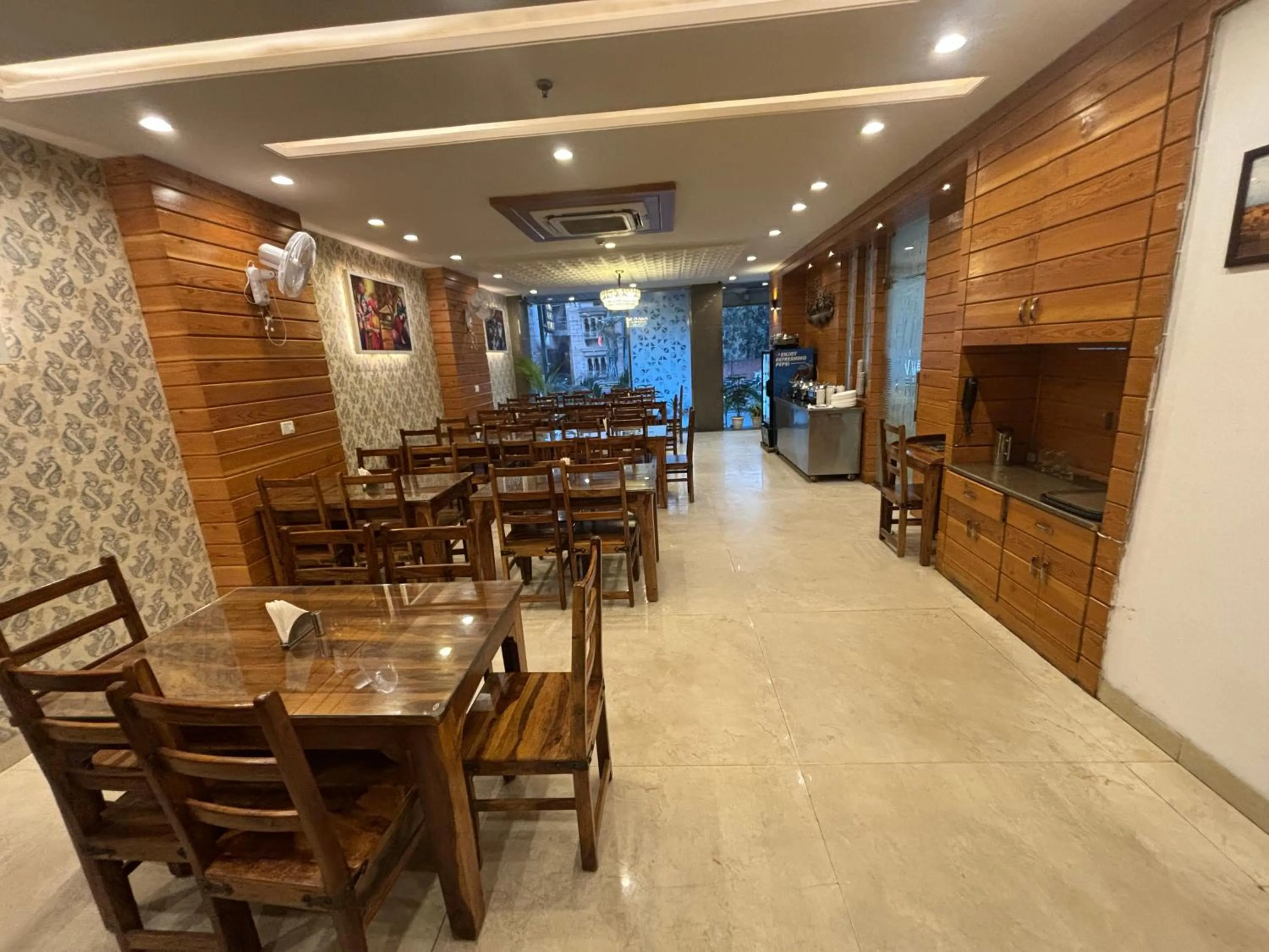 Restaurant/places to eat in Hotel Life Inn