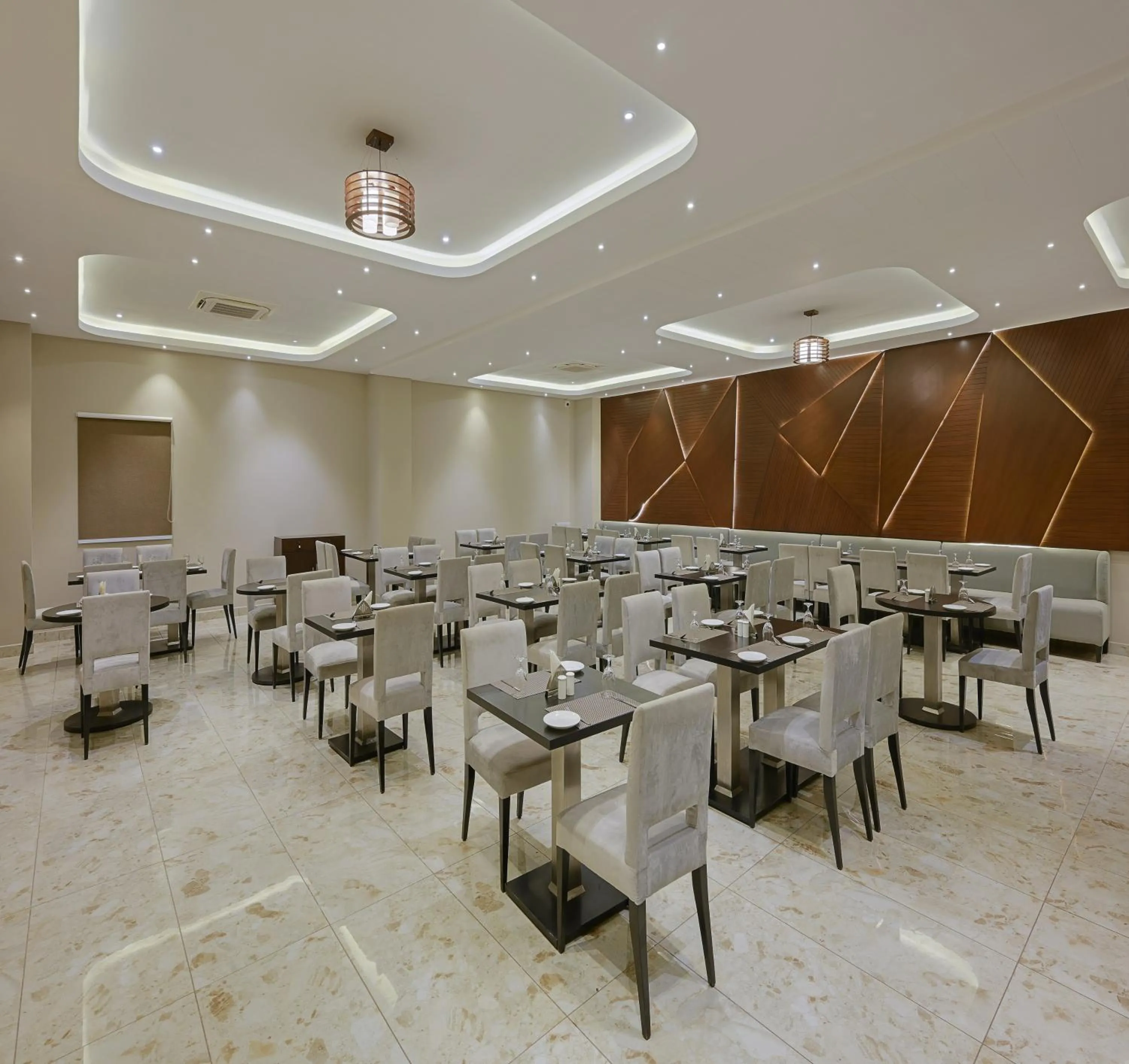 Restaurant/places to eat in Red Tullip MD Valley Resort and Spa