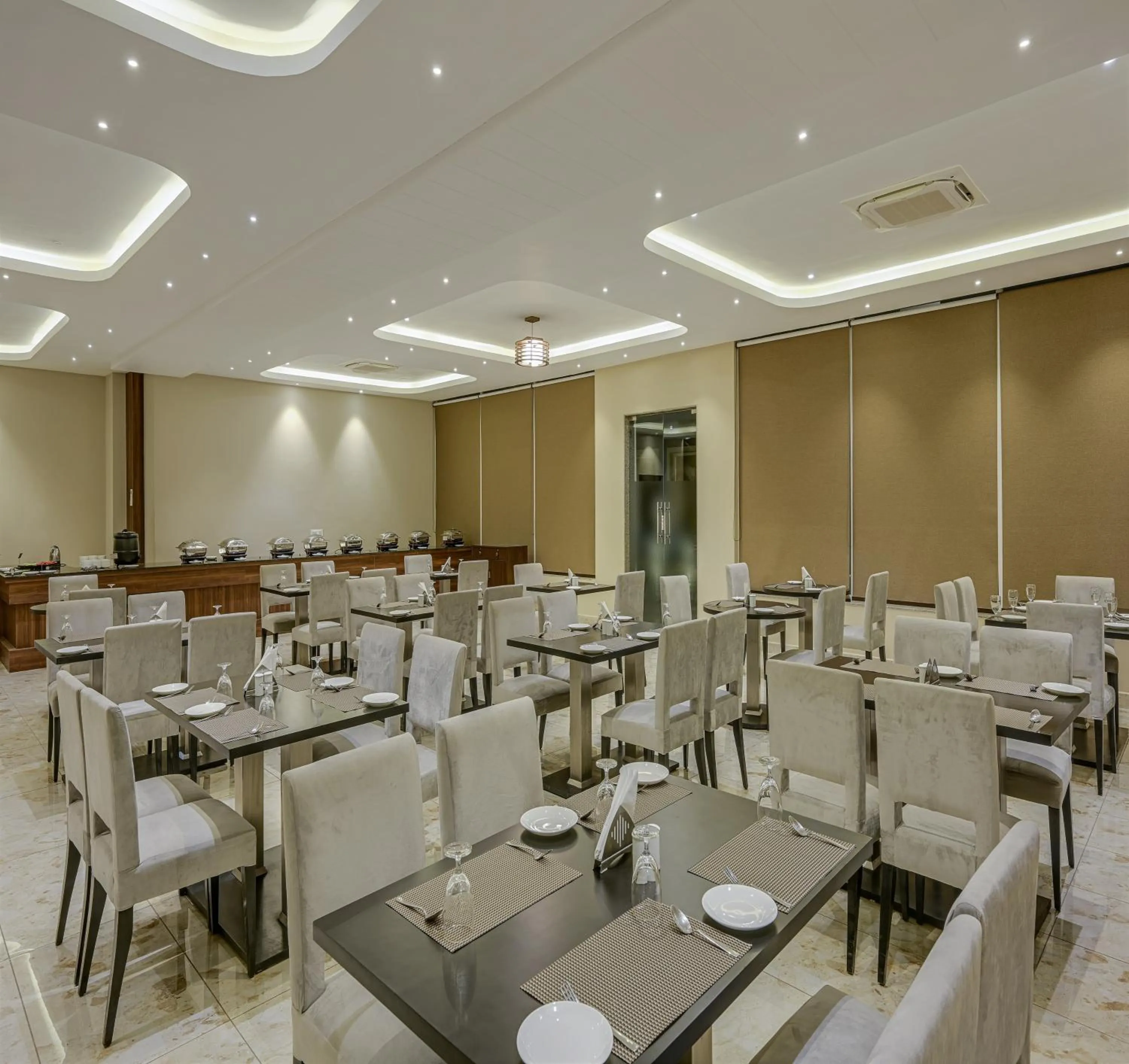 Restaurant/places to eat in Red Tullip MD Valley Resort and Spa