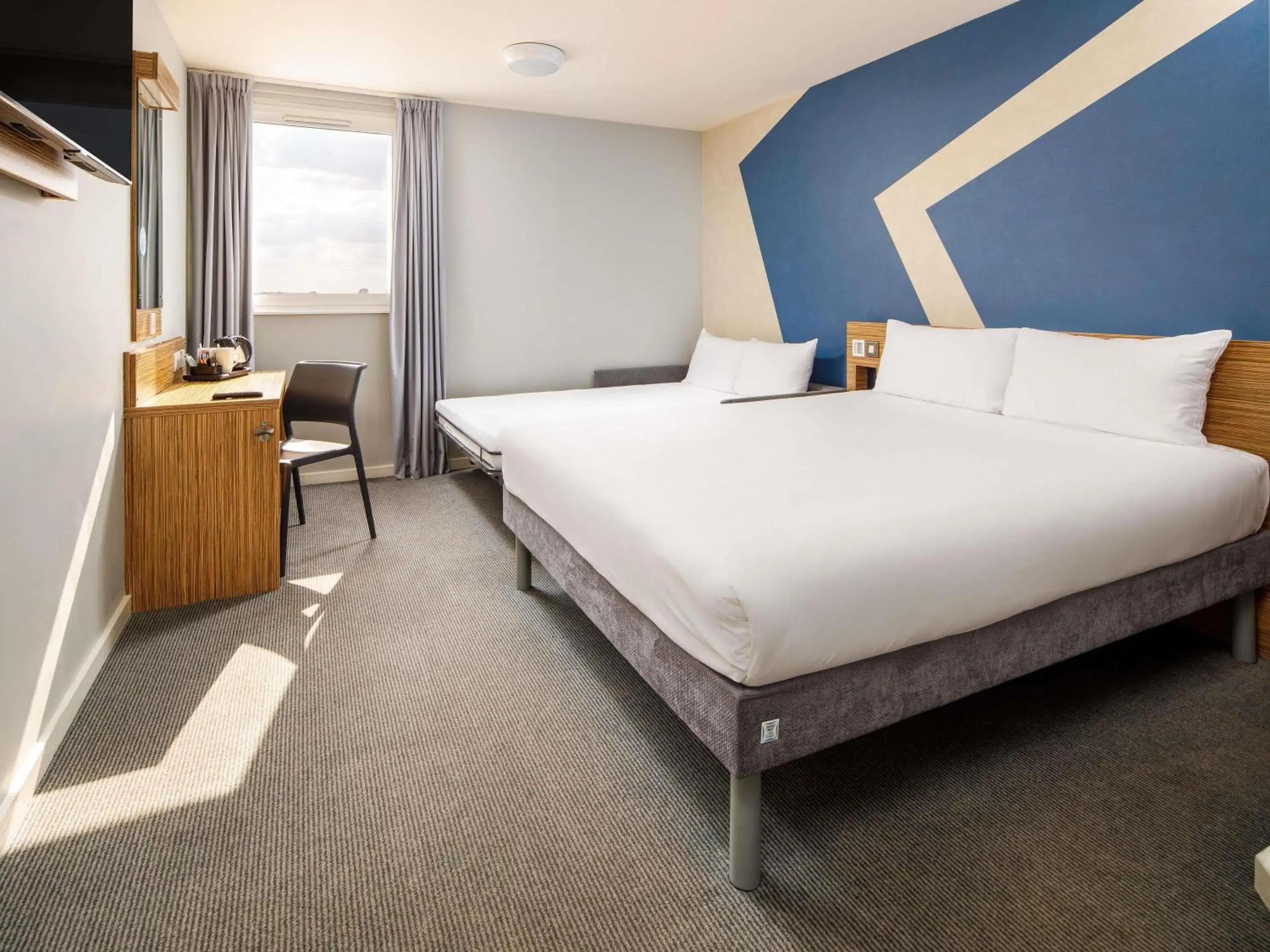 Bedroom, Bed in ibis budget London Heathrow Central Bedroom, Bed in ibis budget London Heathrow Central