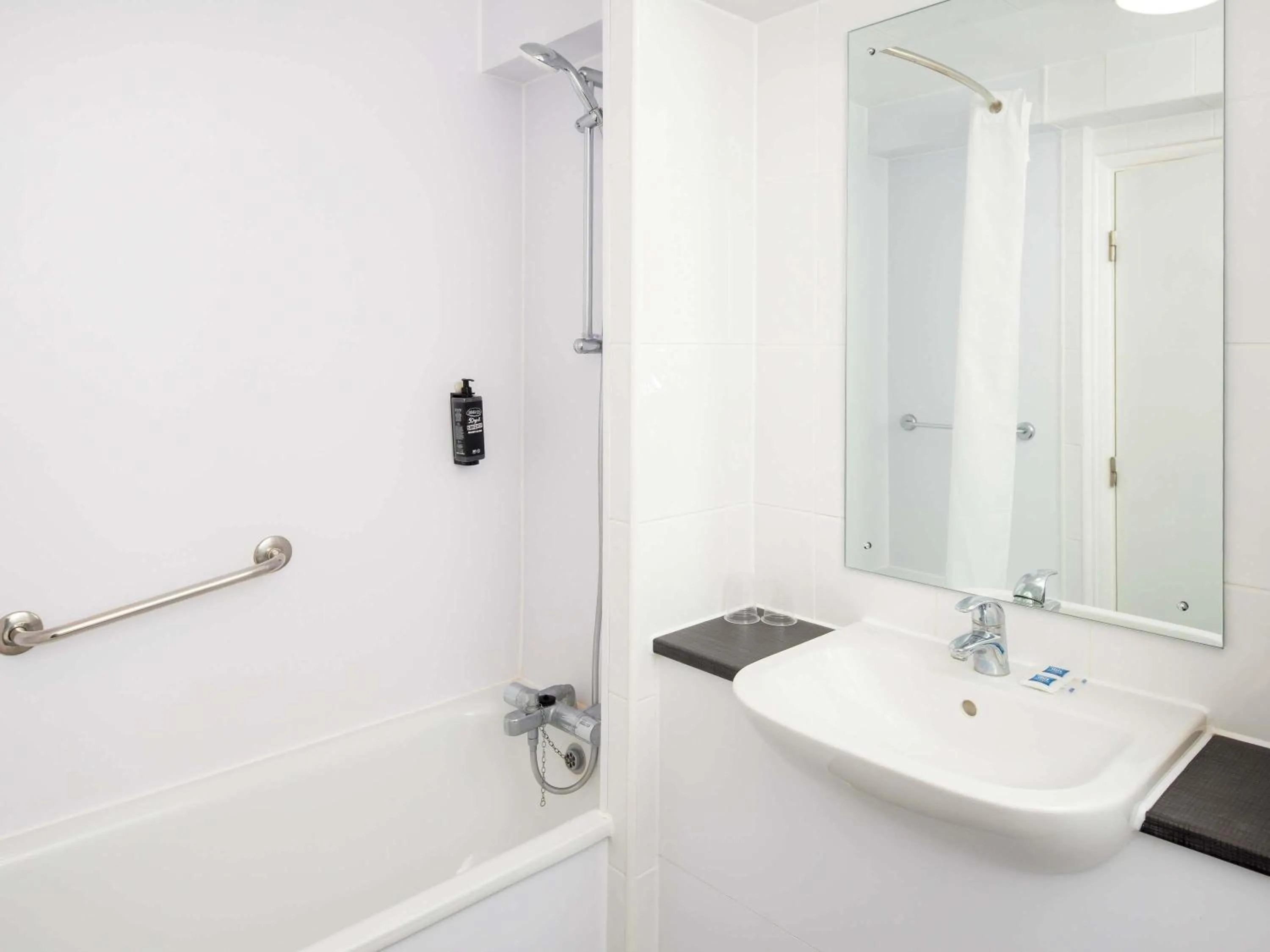 Bedroom in ibis budget London Heathrow Central