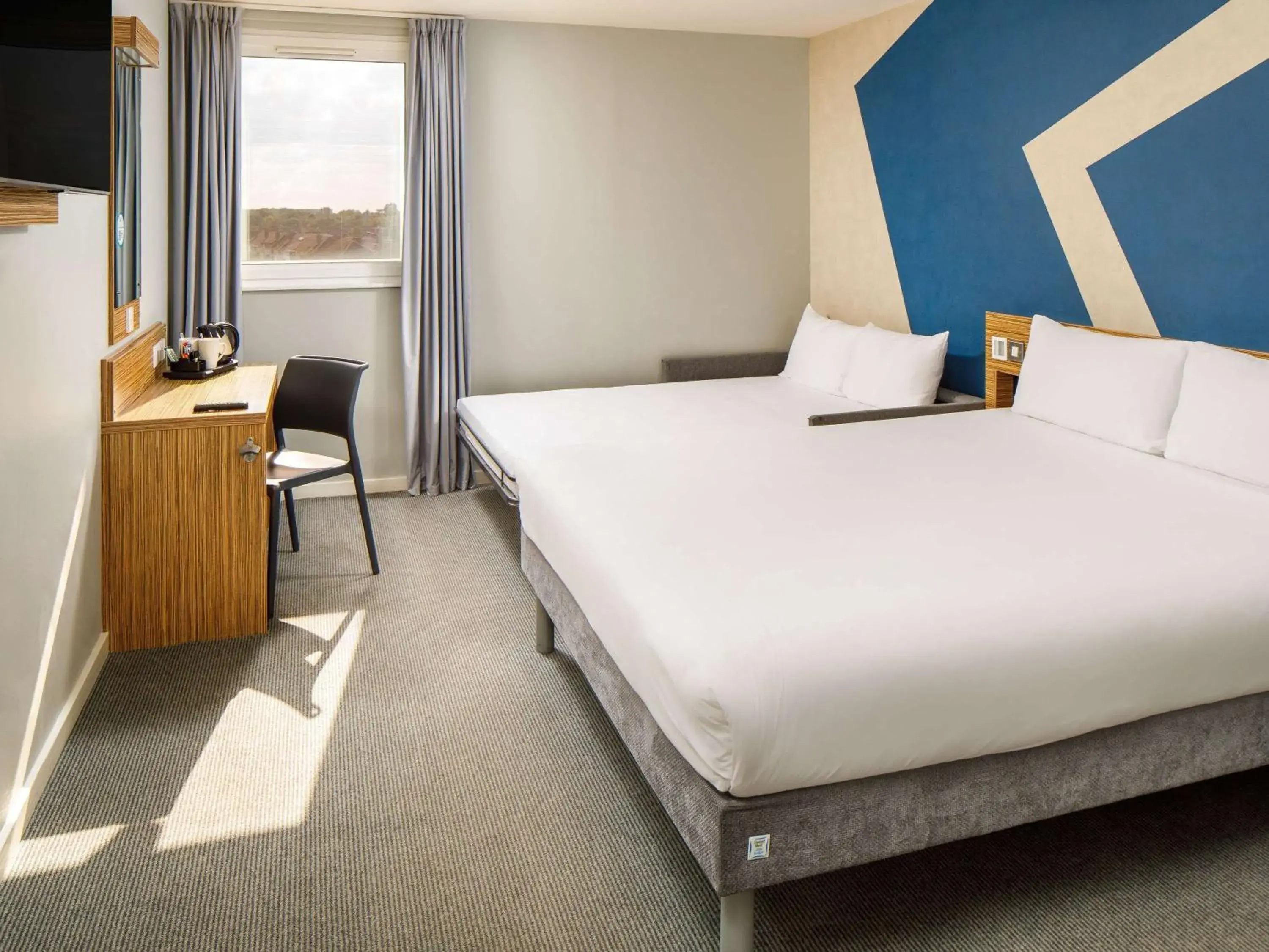 Bedroom, Bed in ibis budget London Heathrow Central Bedroom, Bed in ibis budget London Heathrow Central