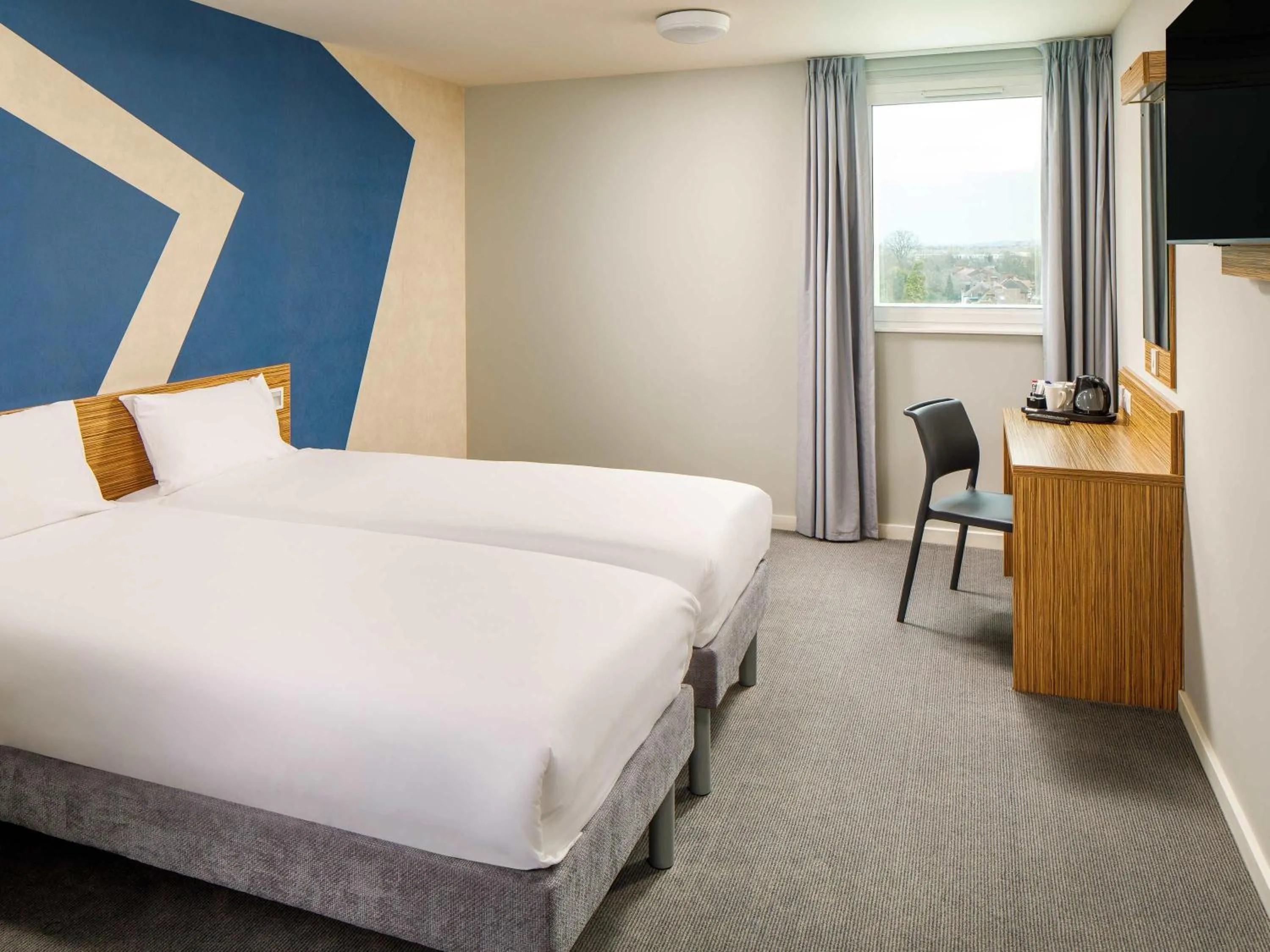 Bedroom, Bed in ibis budget London Heathrow Central