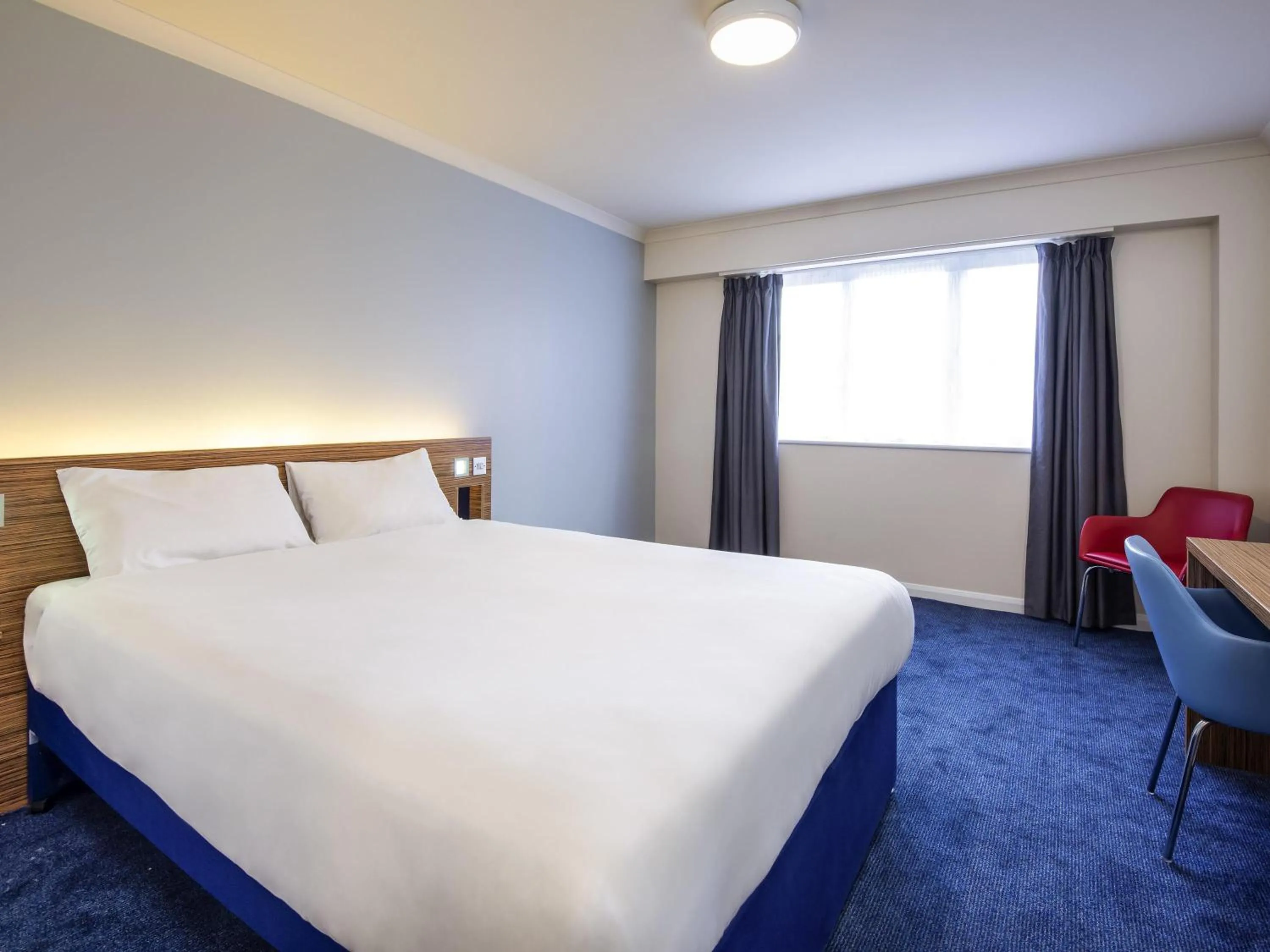 Bedroom, Bed in ibis budget London Heathrow Central