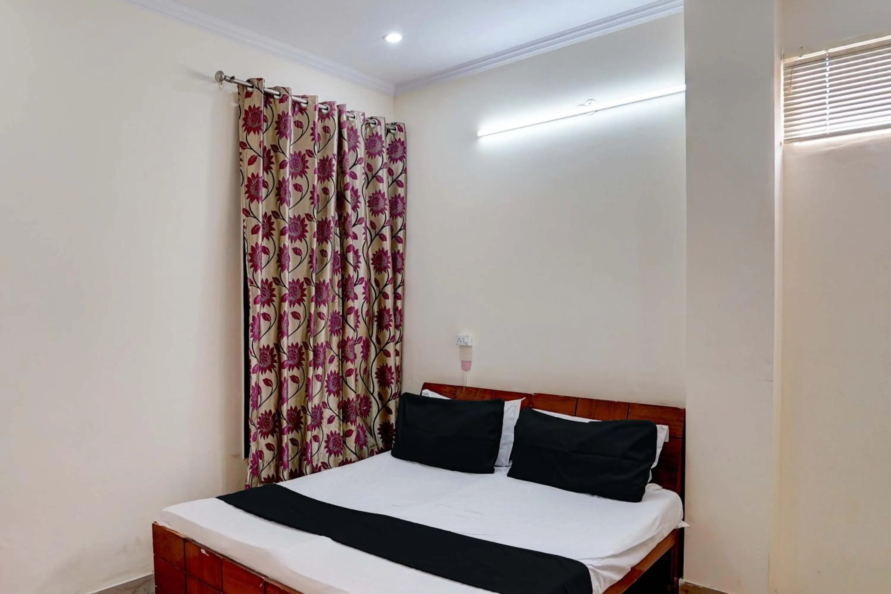 Bedroom, Bed in Super Hotel O VPS Residency