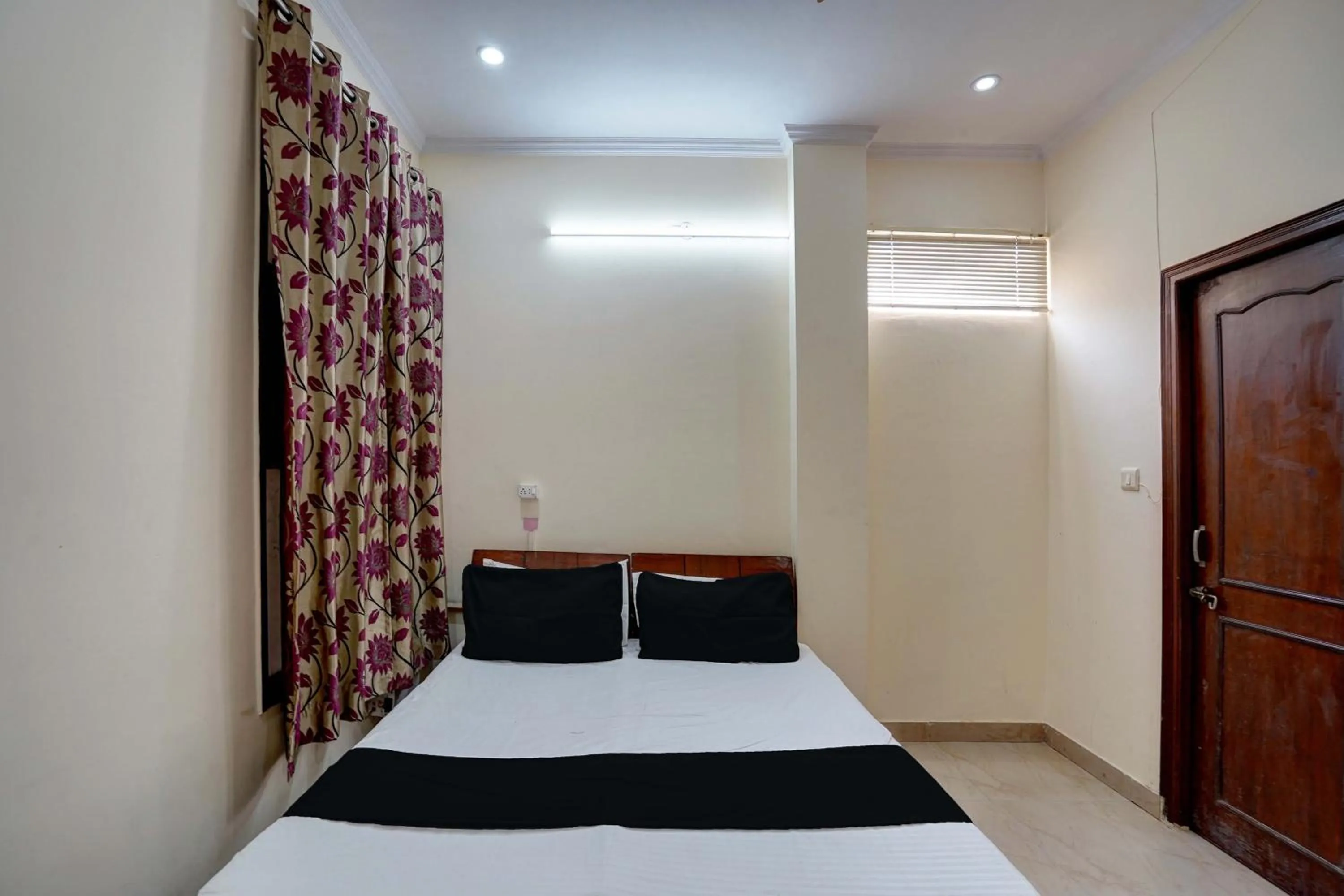 Bedroom, Bed in Super Hotel O VPS Residency