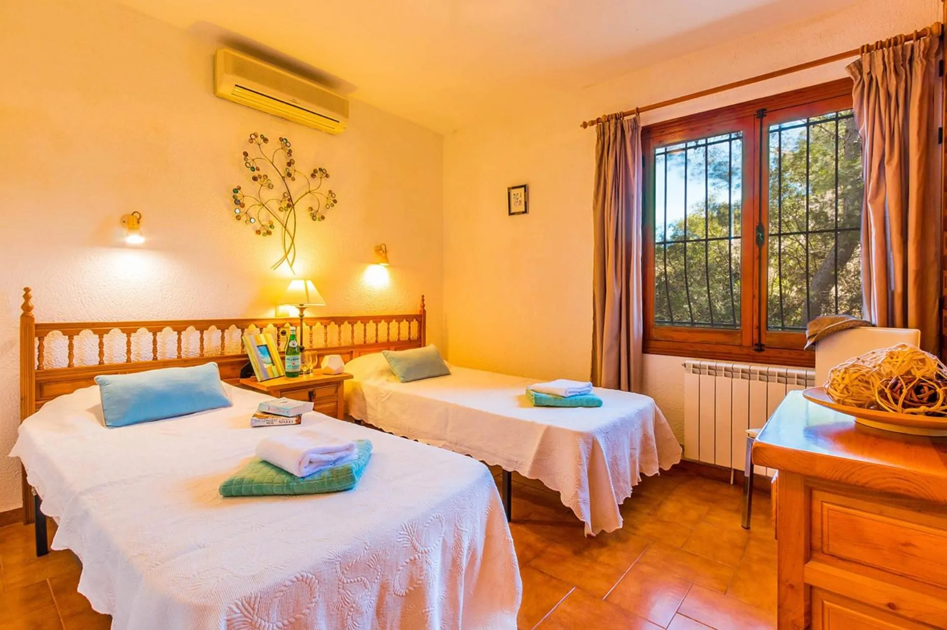 Bed in Villa Moreno with Large Private Pool