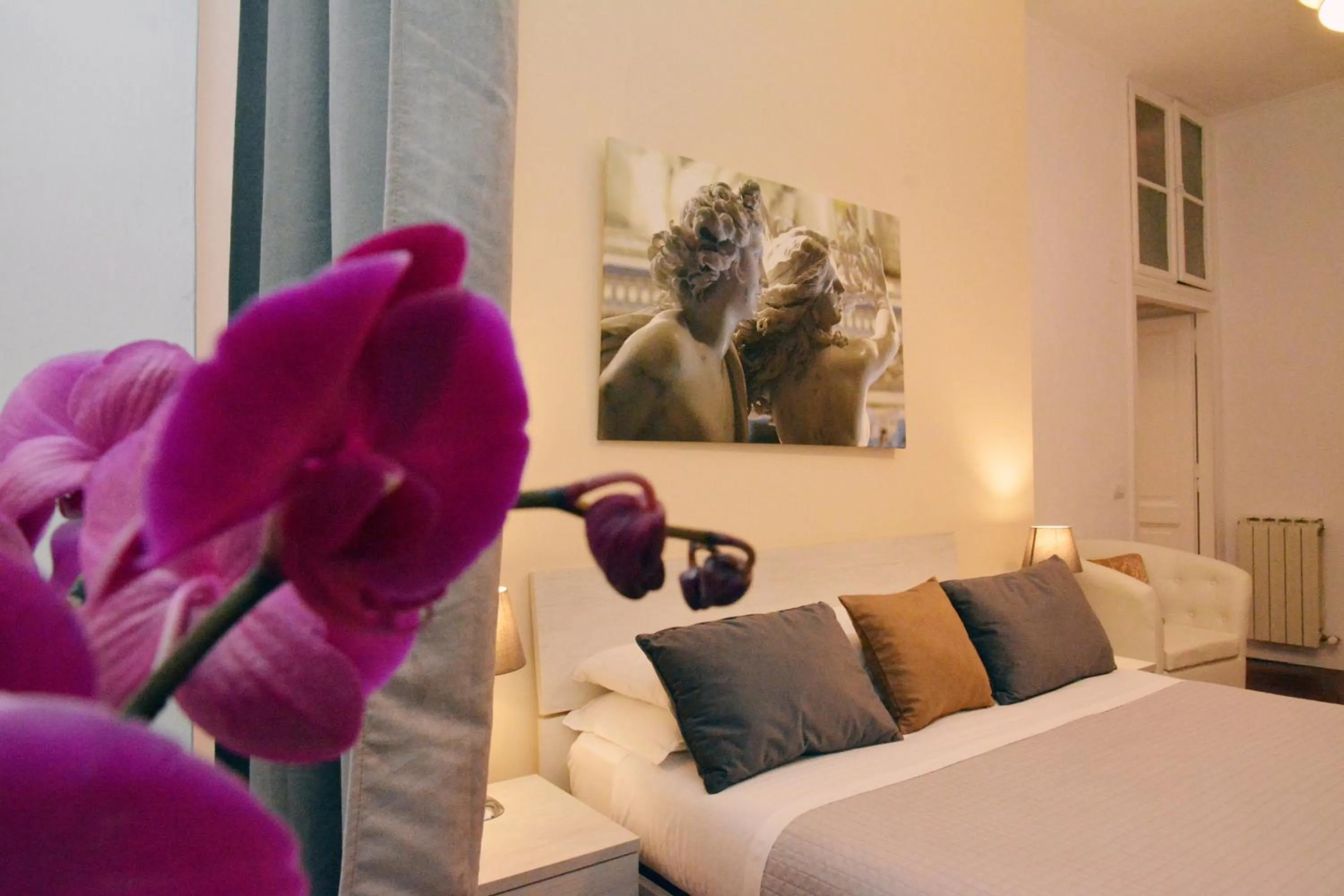 Bed in Chéri de Rome Vatican Apartment