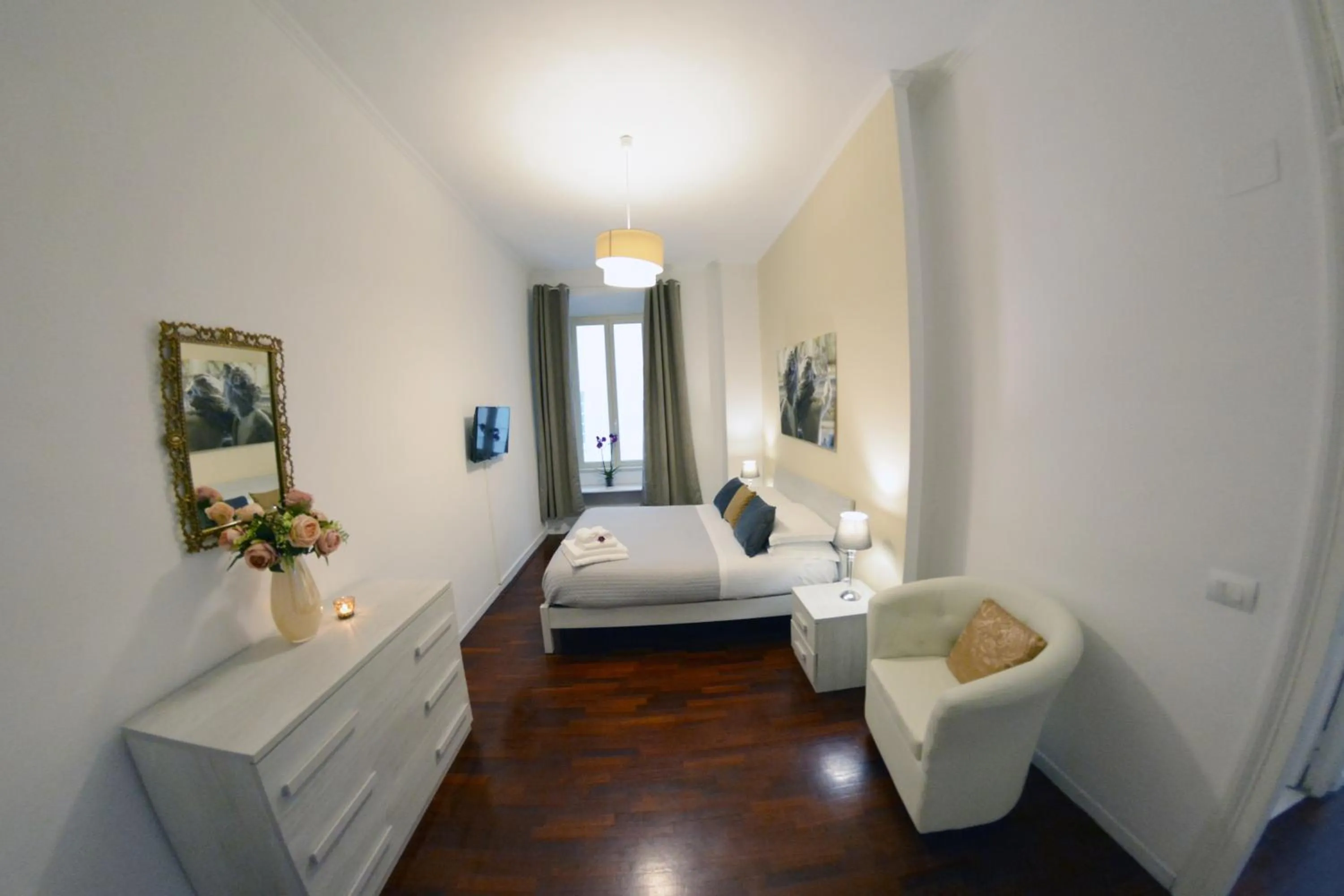 Bed in Chéri de Rome Vatican Apartment