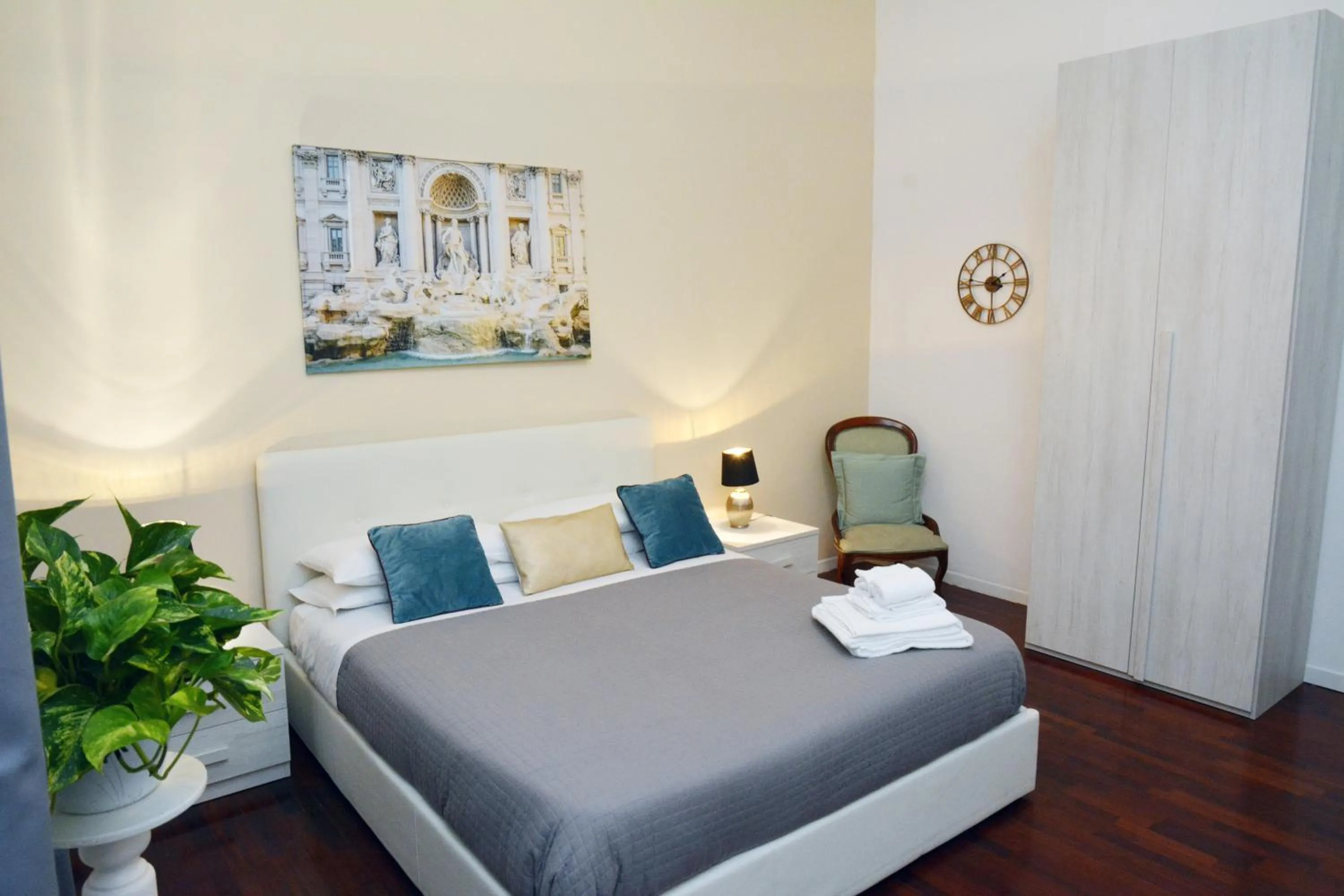 Bed in Chéri de Rome Vatican Apartment