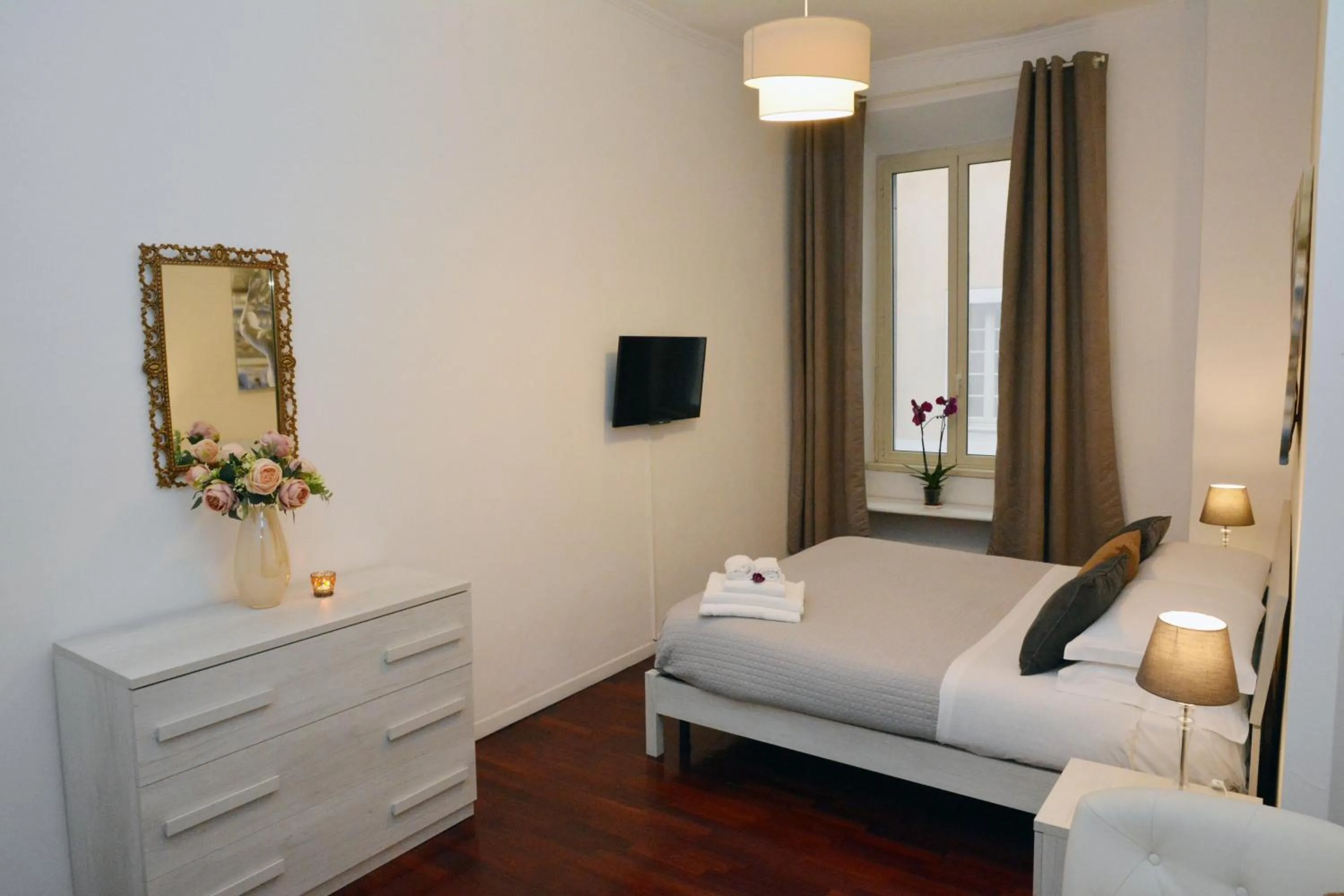 Bed in Chéri de Rome Vatican Apartment