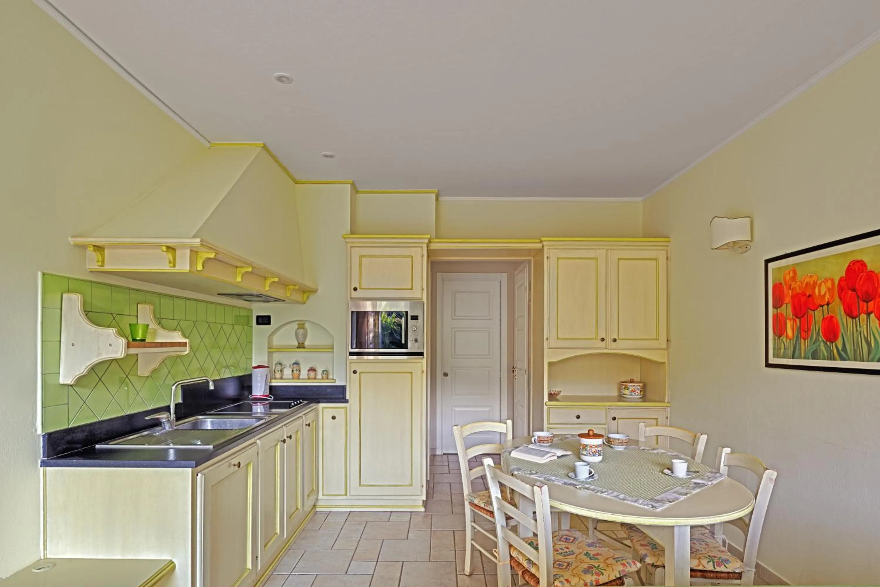 Kitchen or kitchenette in Casa Vacanze Nel Giardino di Renzo