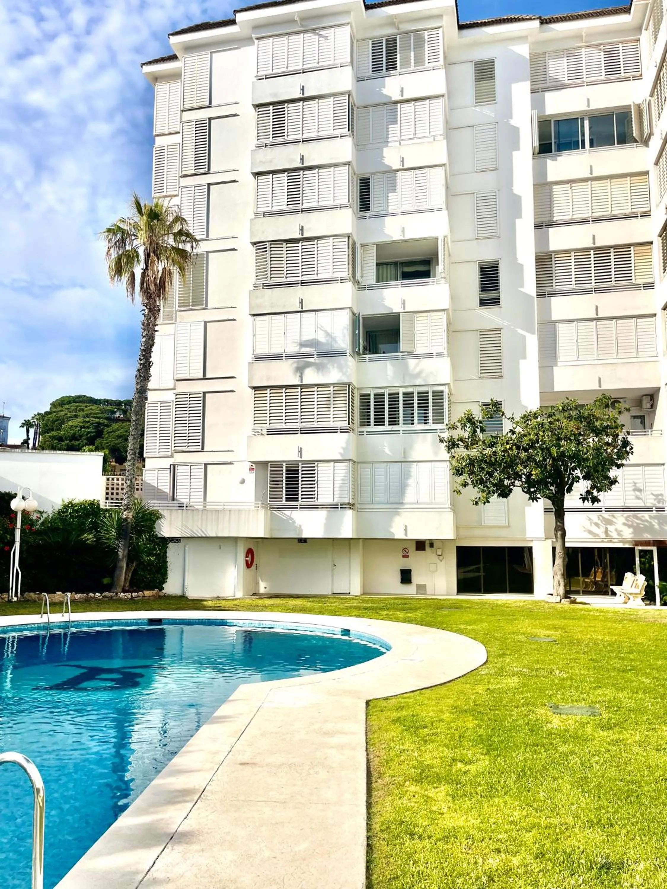 LA MER BLEUE, Boutique Apartament with free parking, full equipped in Fenals Beach