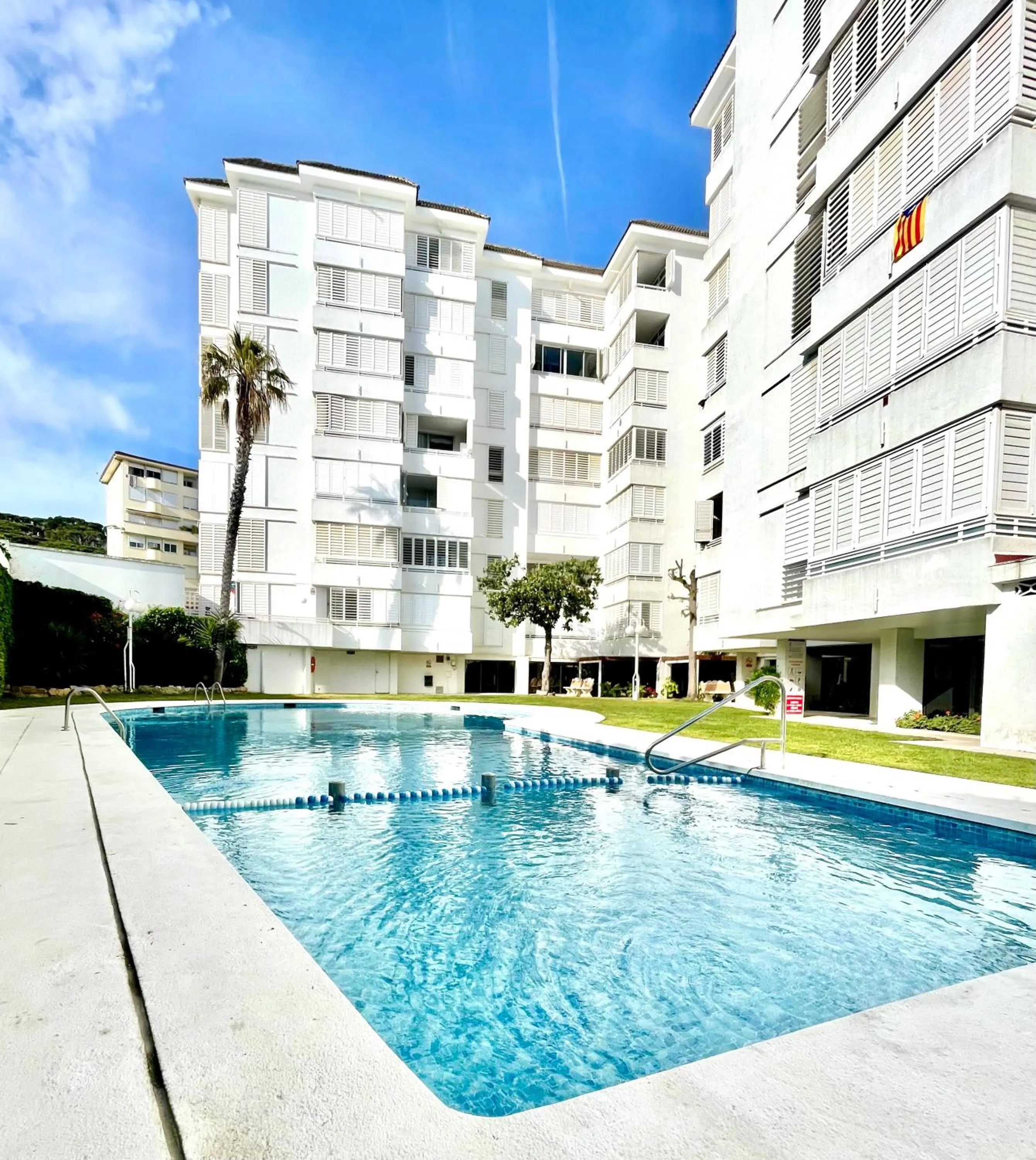 LA MER BLEUE, Boutique Apartament with free parking, full equipped in Fenals Beach