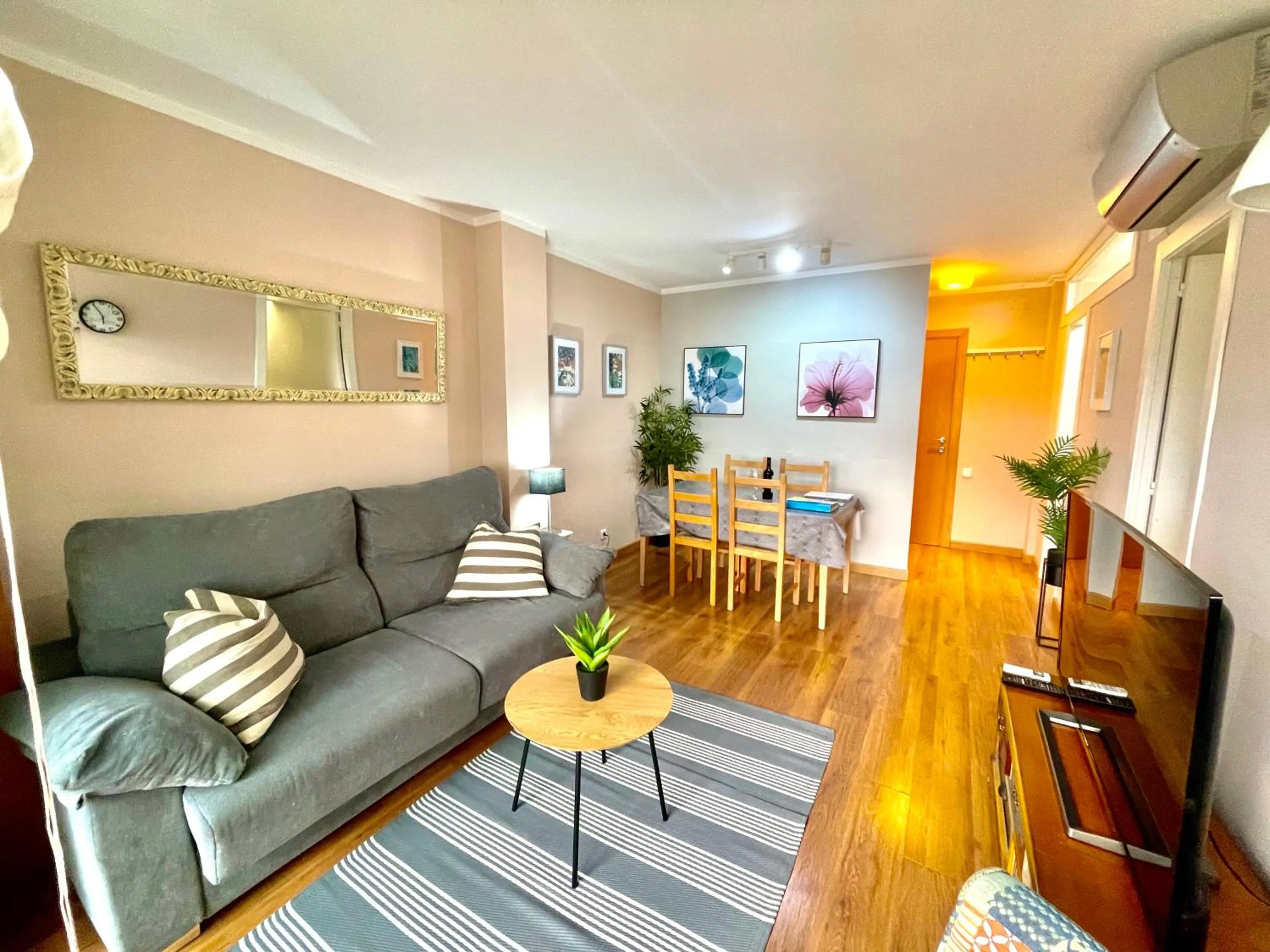 LA MER BLEUE, Boutique Apartament with free parking, full equipped in Fenals Beach
