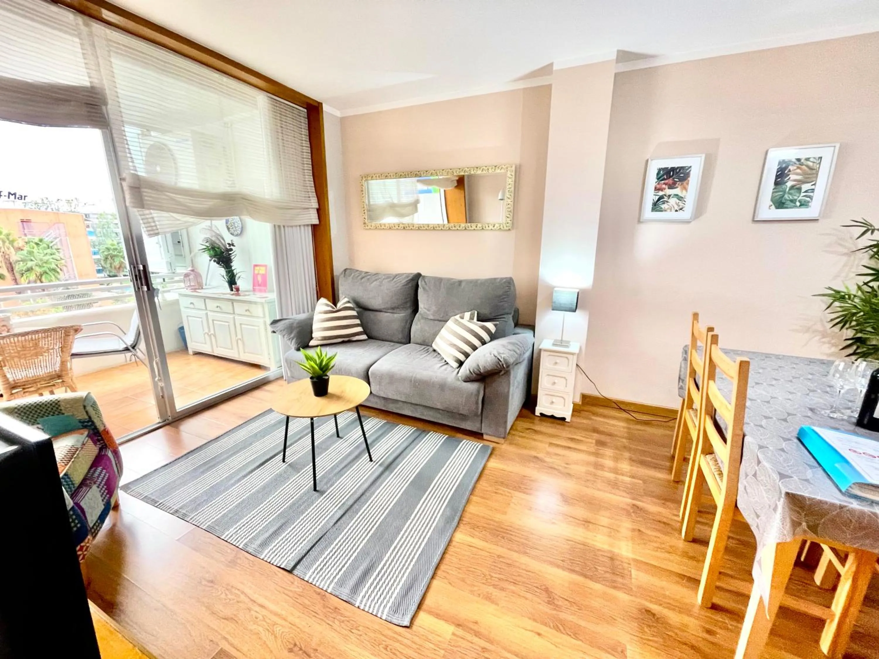 LA MER BLEUE, Boutique Apartament with free parking, full equipped in Fenals Beach