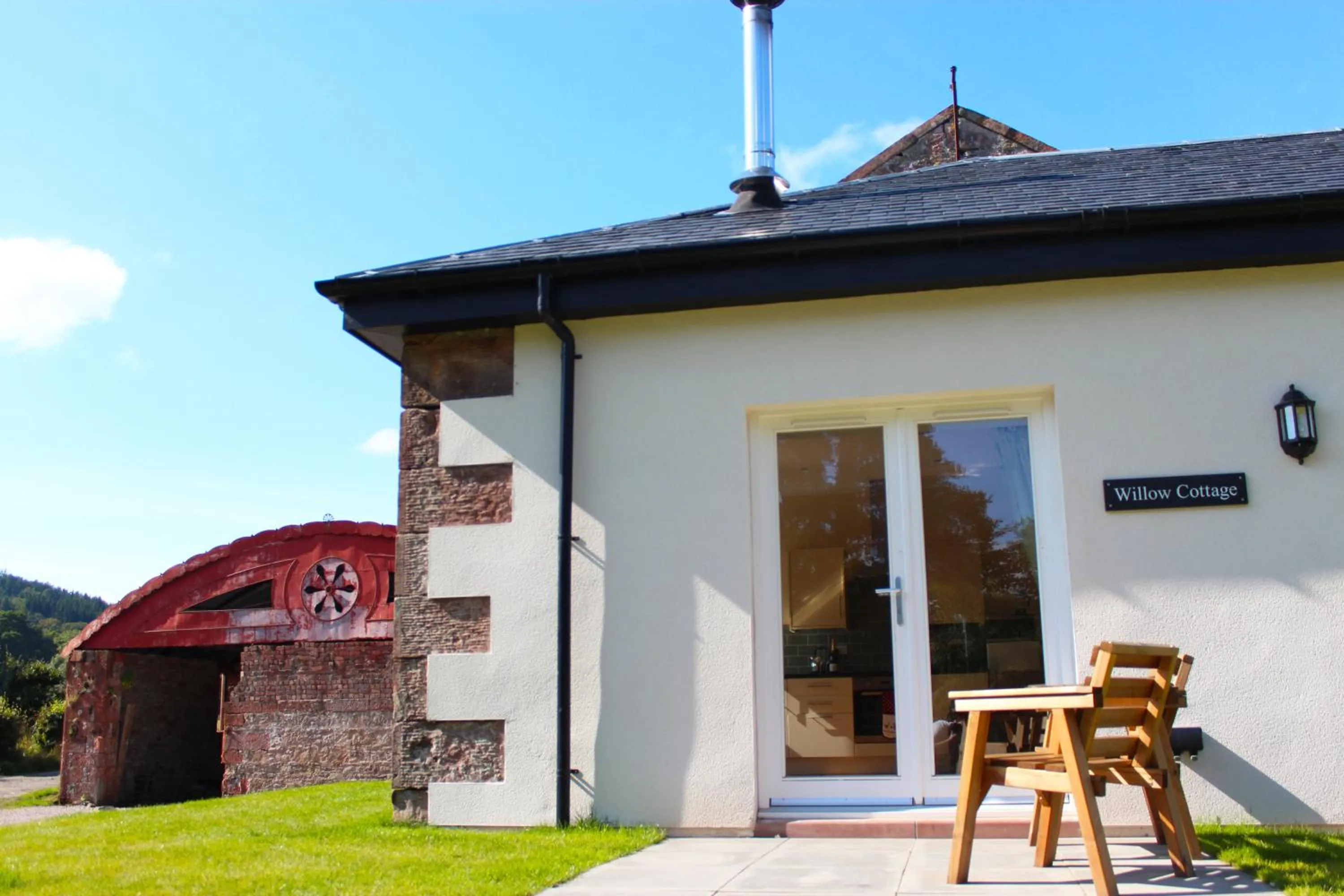 One-Bedroom Cottage with Shared Garden in Auchendennan Farm Self Catering Cottages
