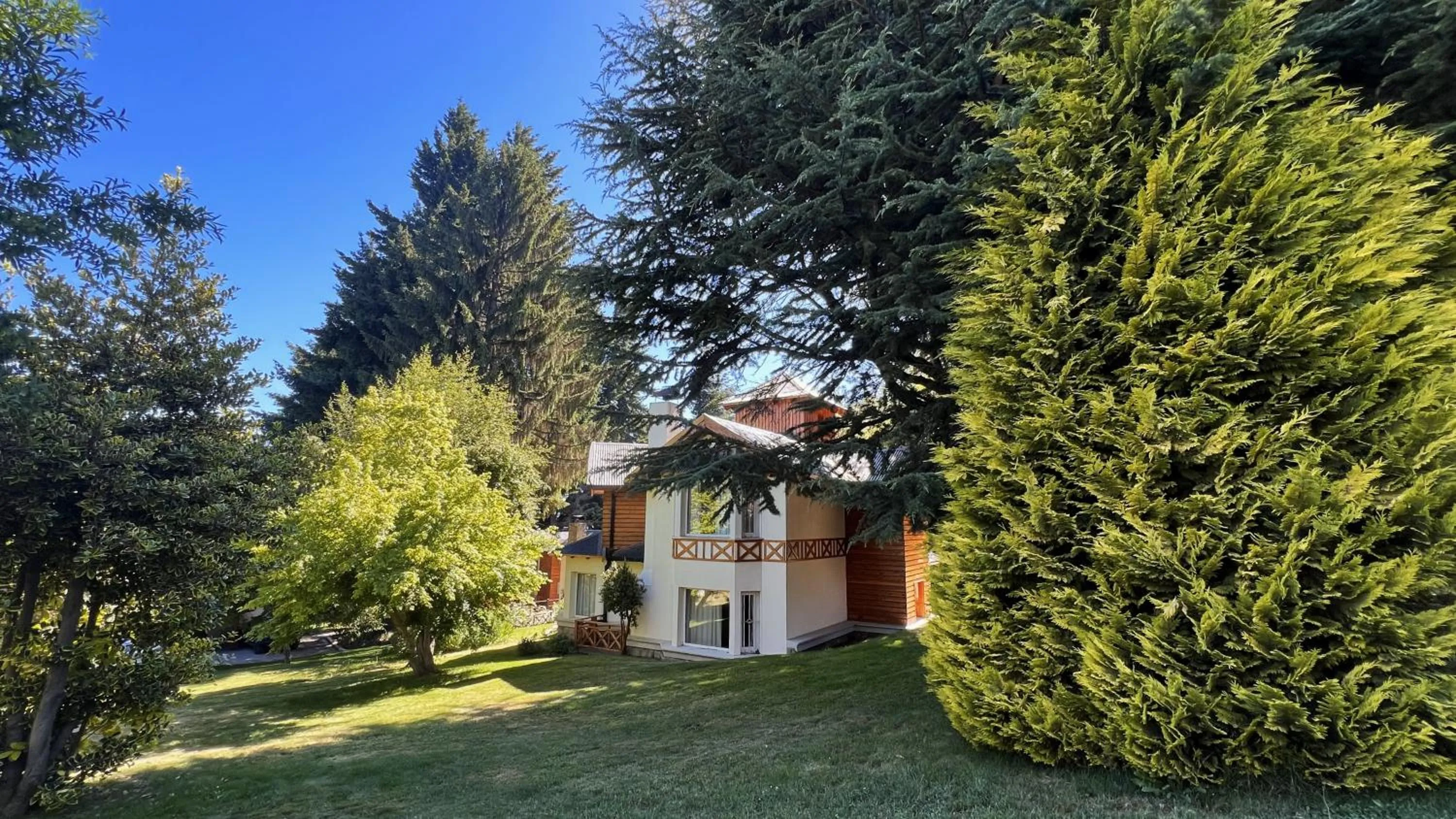 Property building in Huinid Bustillo Cabañas