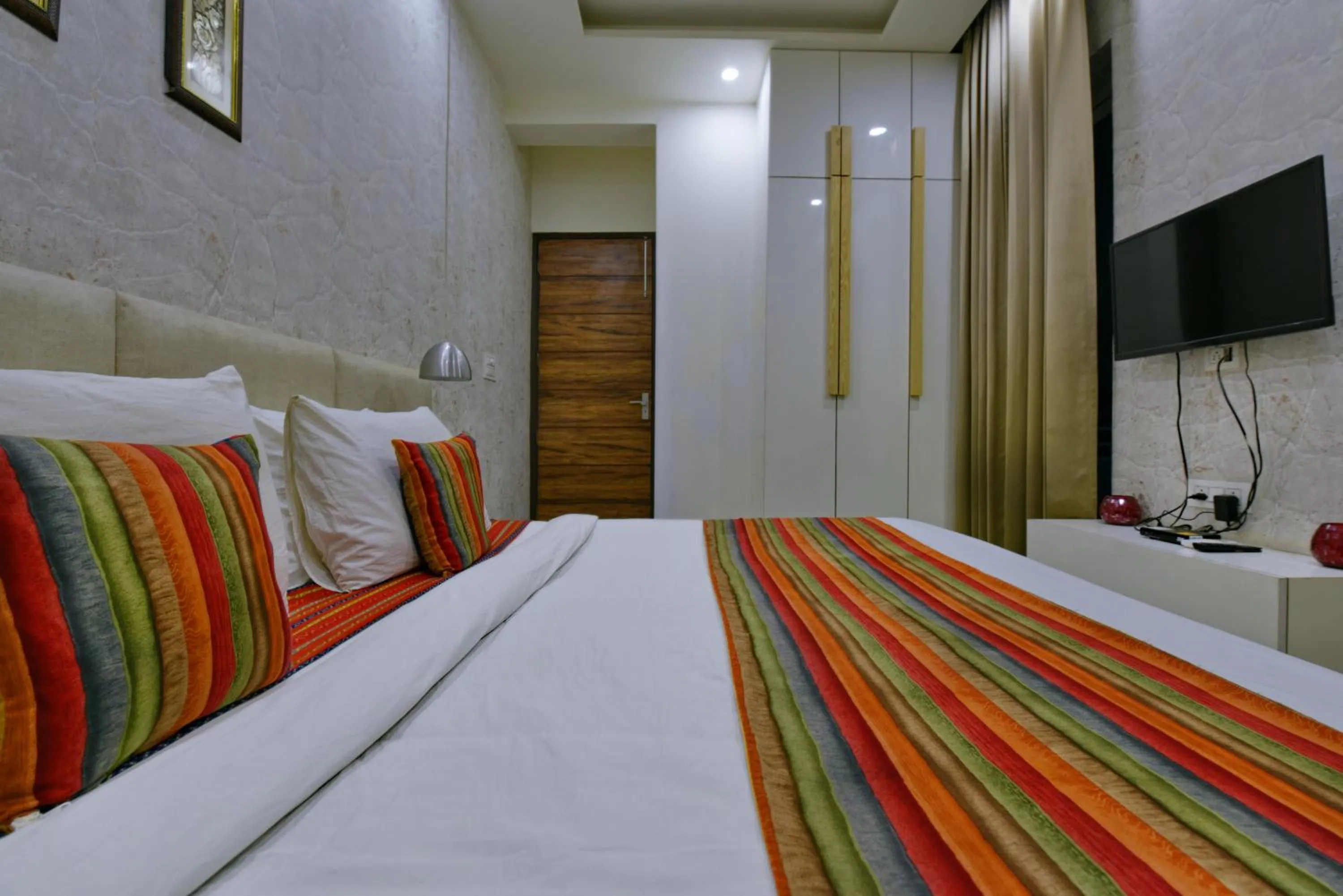 Communal lounge/ TV room, Bed in Hotel Fortune Inn By F9 Hotels