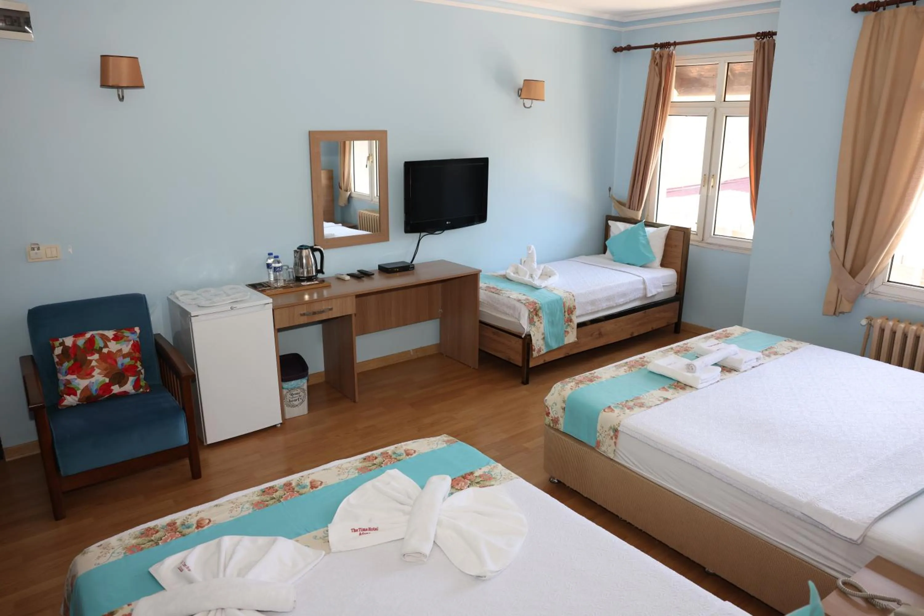 Communal lounge/ TV room, Bed in Dünya Otel Adana