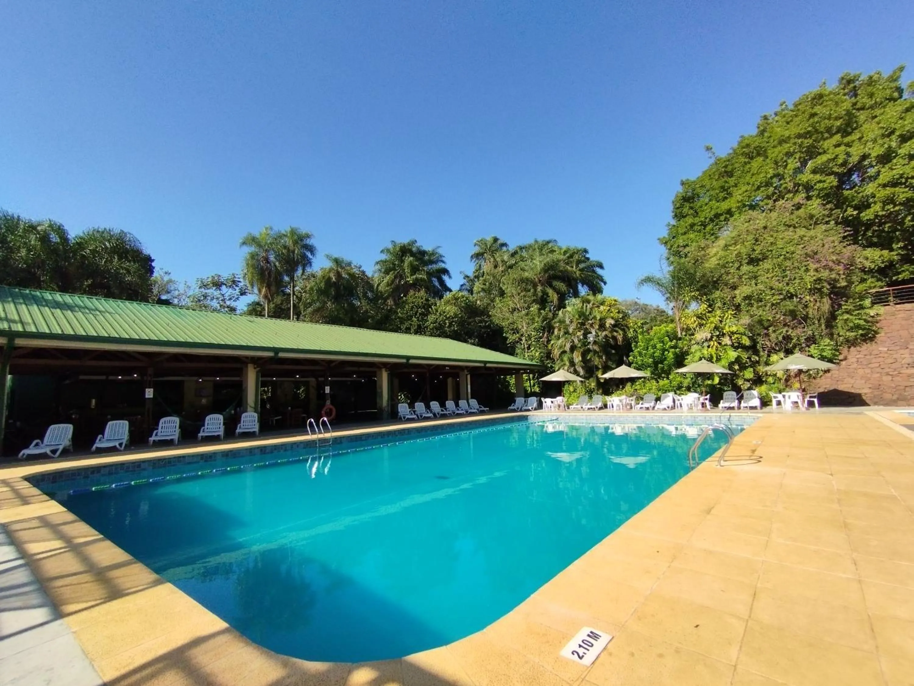 Swimming pool in Hotel Raices Esturion