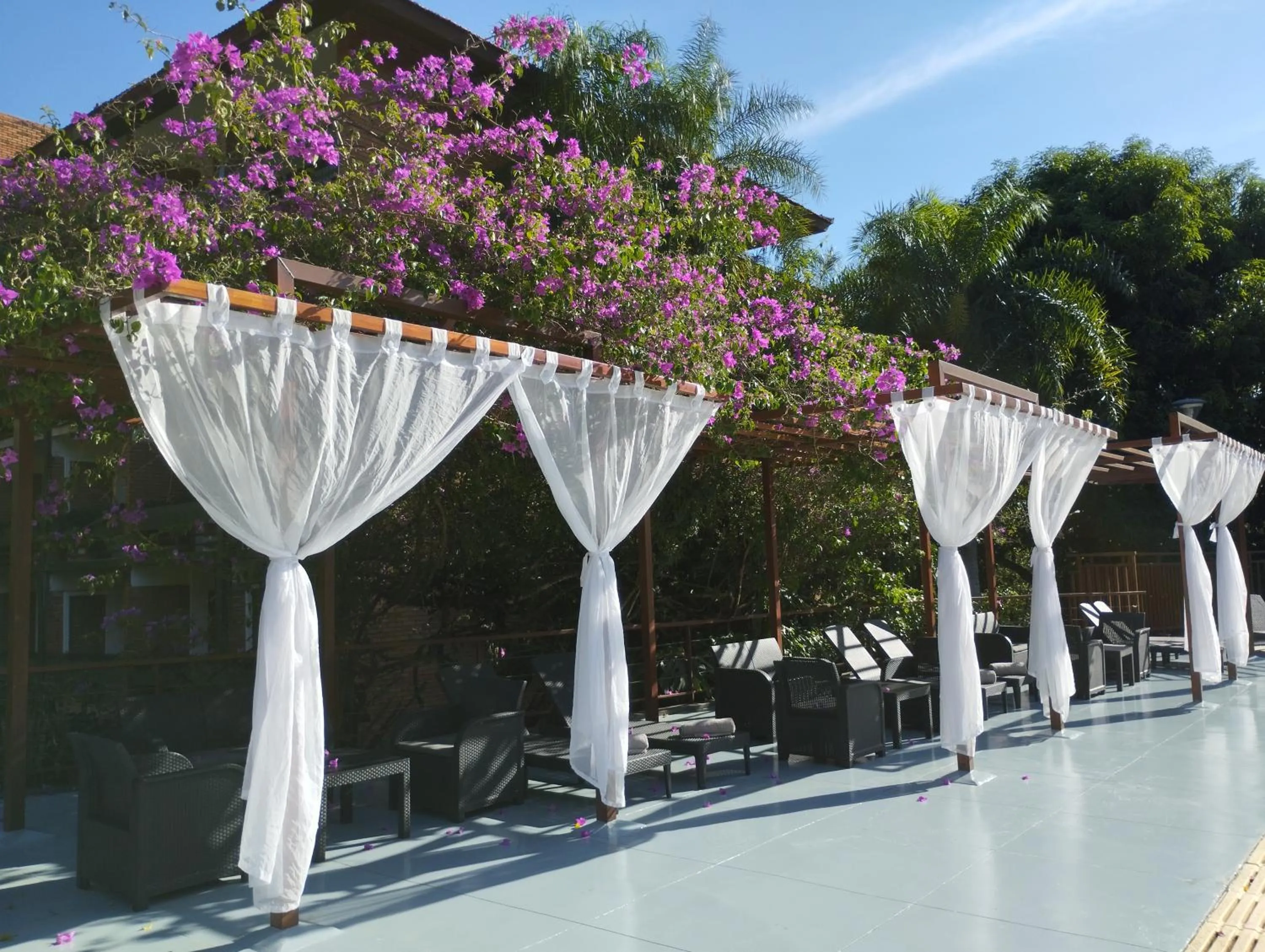 Swimming pool in Hotel Raices Esturion