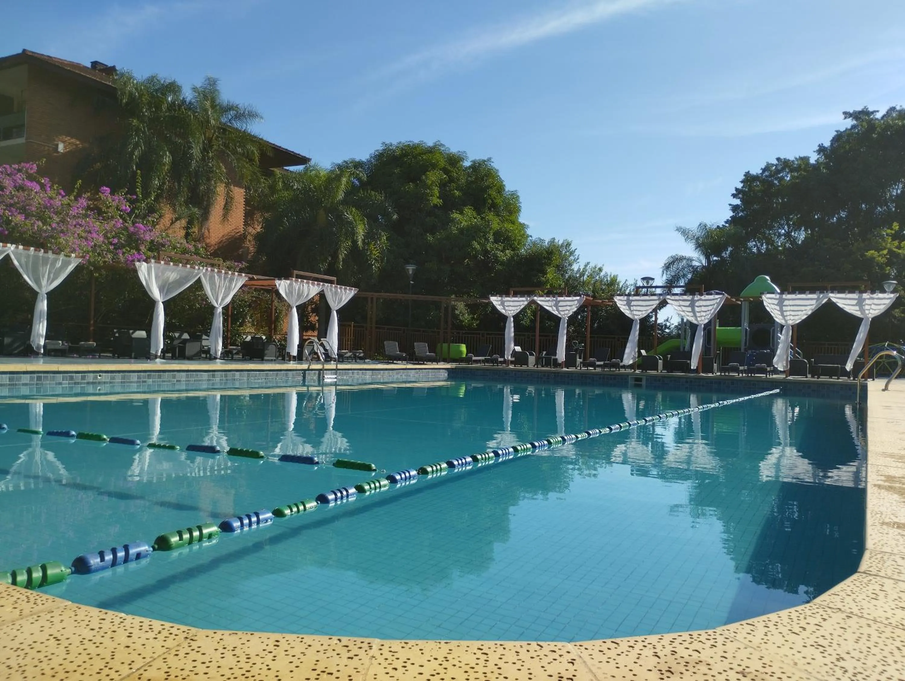 Swimming pool in Hotel Raices Esturion