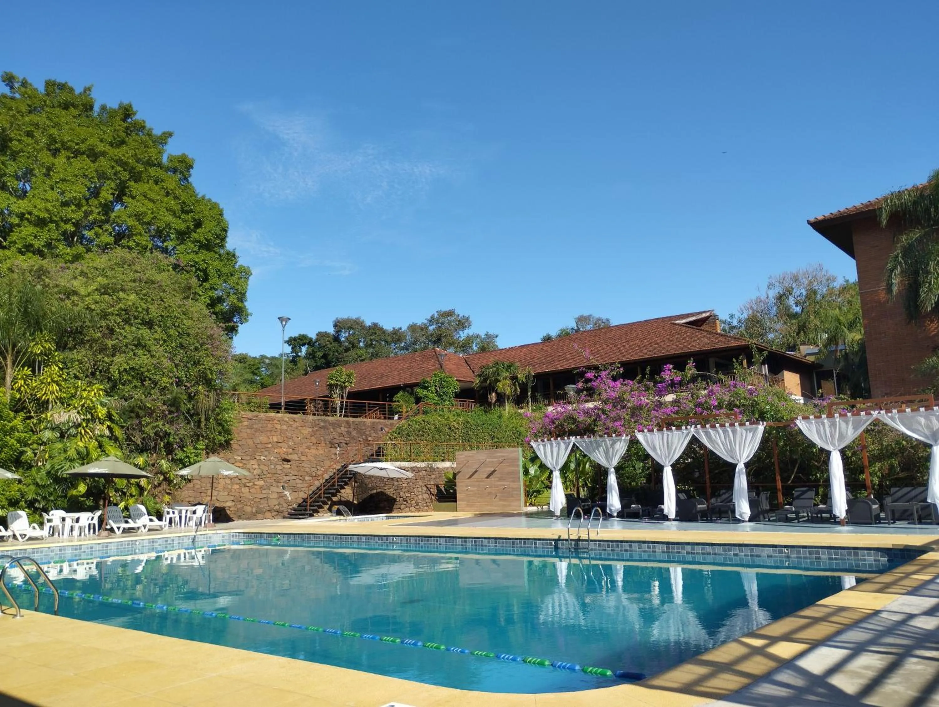 Swimming pool in Hotel Raices Esturion