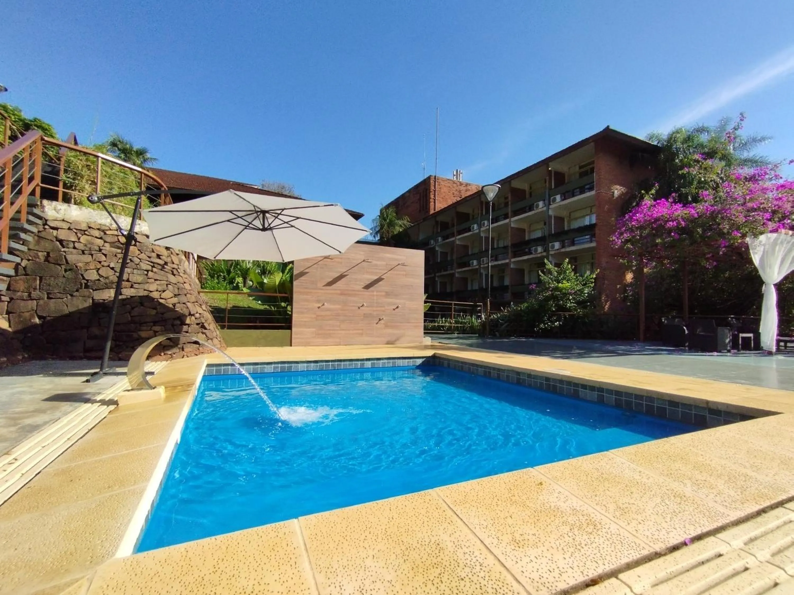 Swimming pool in Hotel Raices Esturion