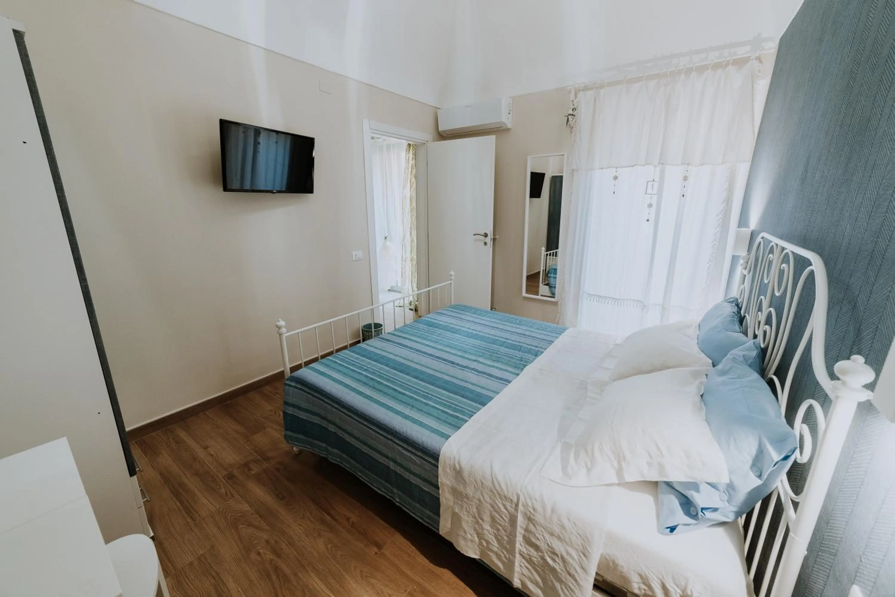 Photo of the whole room, Bed in La casa di Achille