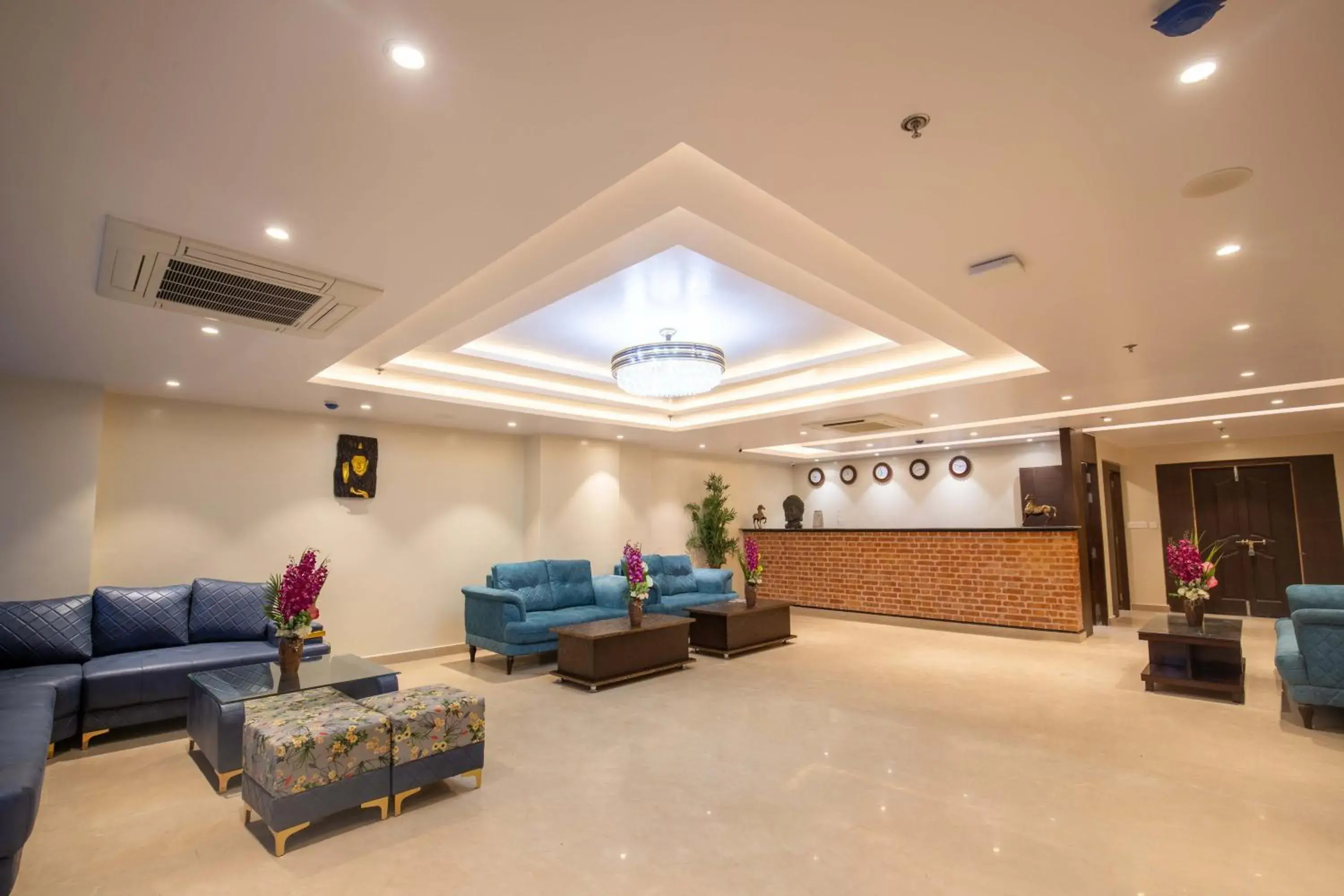 Lobby or reception in Hotel Palm International Lobby or reception in Hotel Palm International