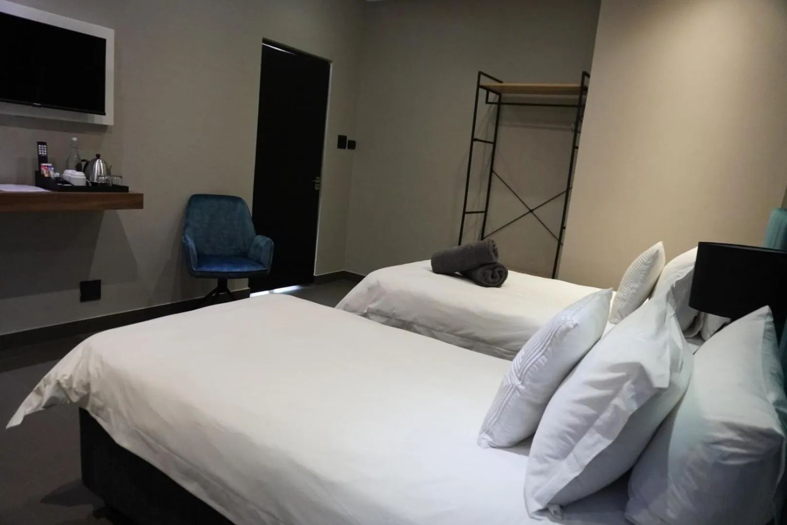 Photo of the whole room, Bed in The Raz