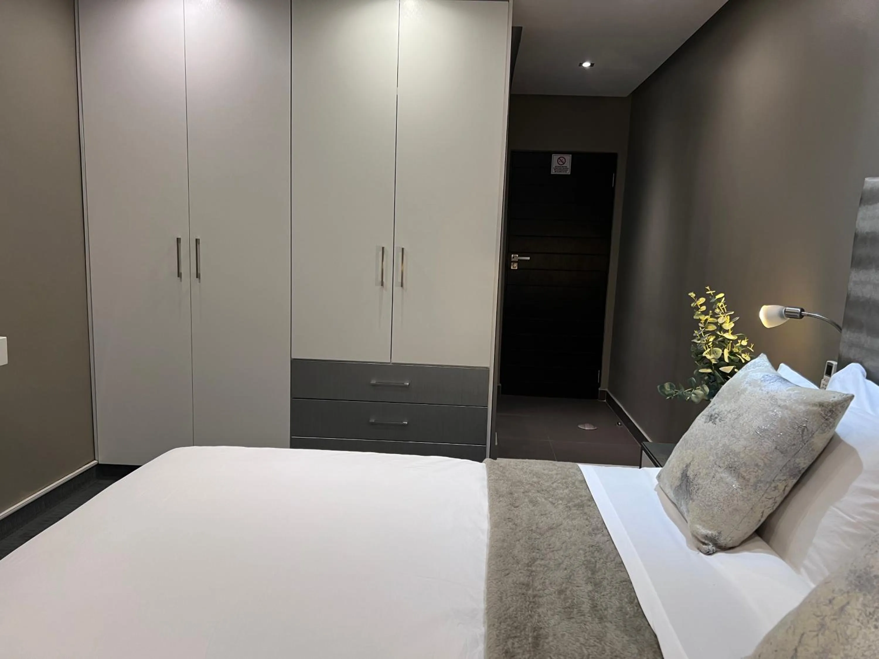 Photo of the whole room, Bed in The Raz