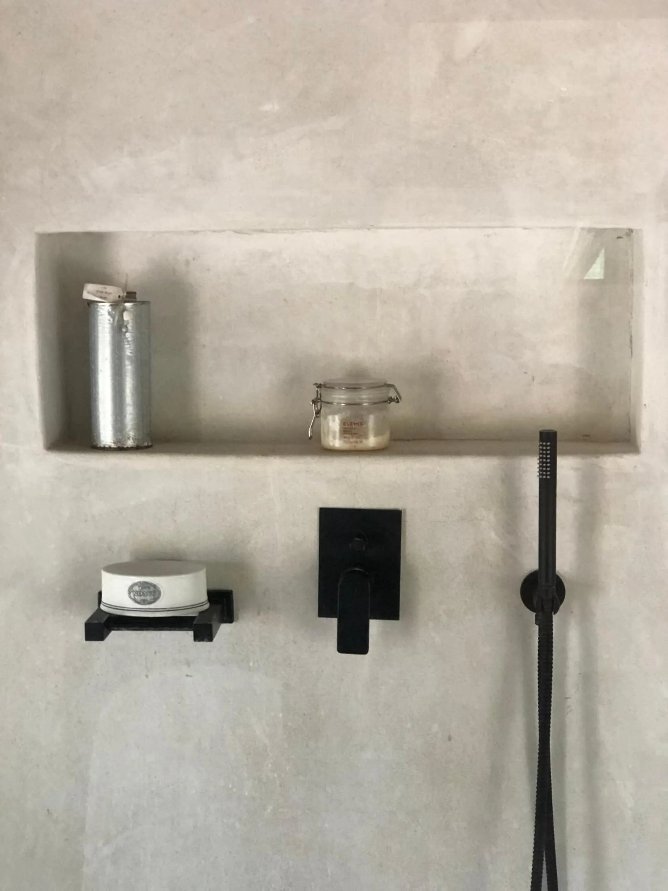 Shower in Simba Safaris African Pride Exotic Lodge