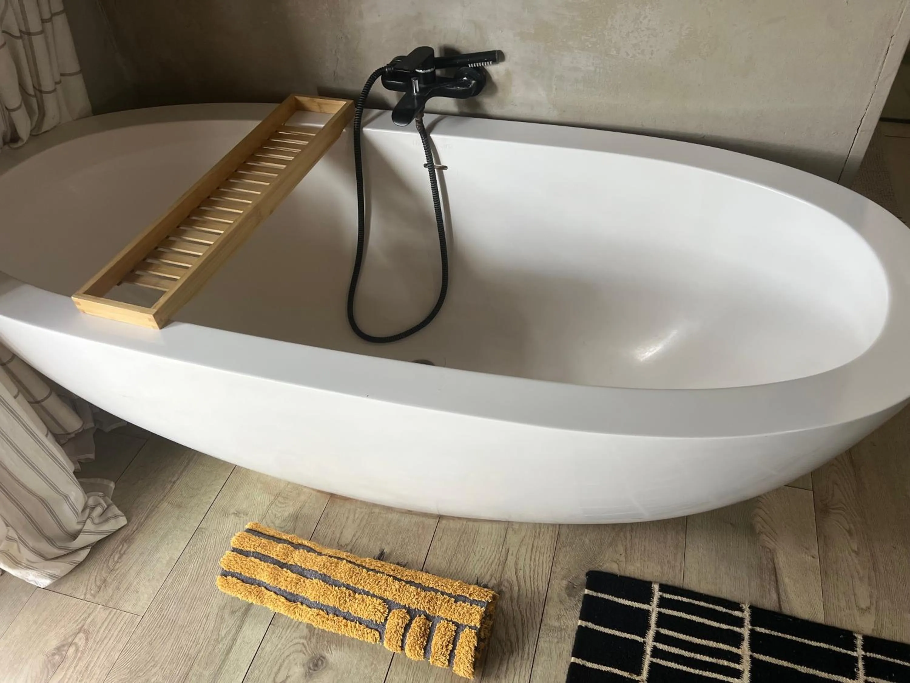 Bath in Simba Safaris African Pride Exotic Lodge