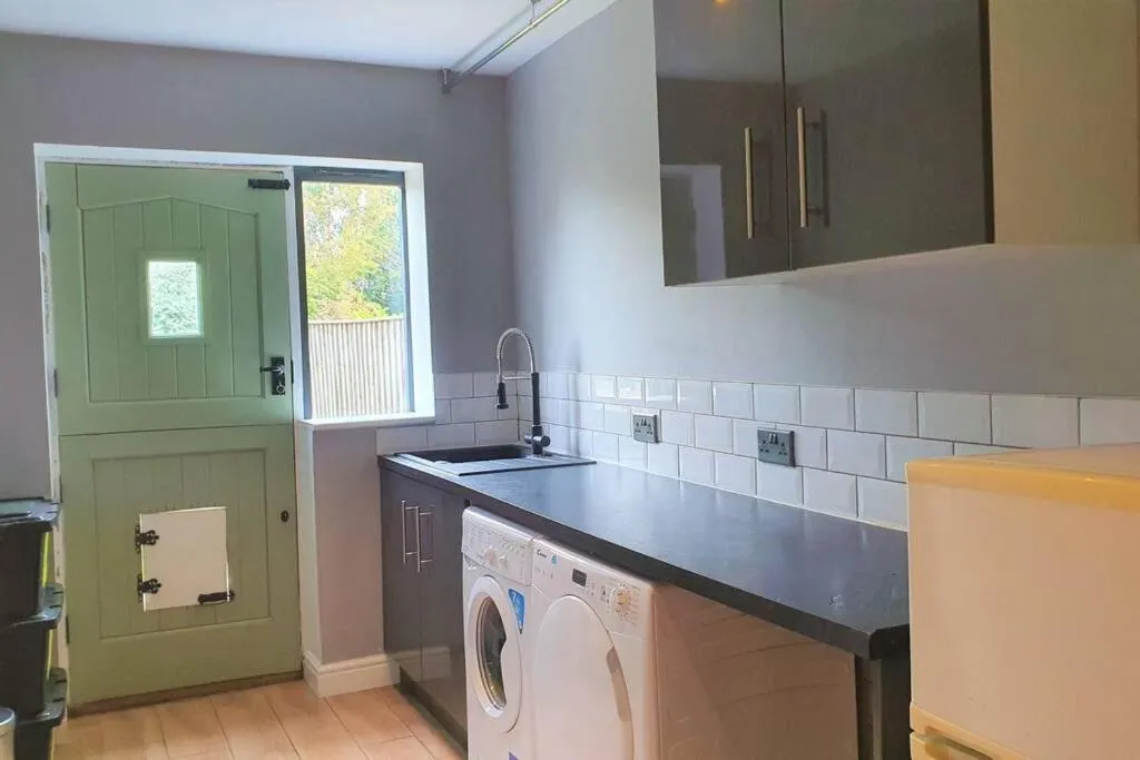 5 Bed, 2 Bath Home + Terrace, Garden & Parking