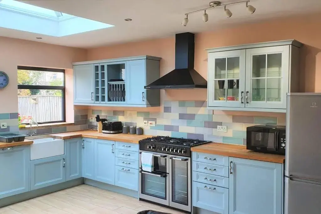 5 Bed, 2 Bath Home + Terrace, Garden & Parking 5 Bed, 2 Bath Home + Terrace, Garden & Parking