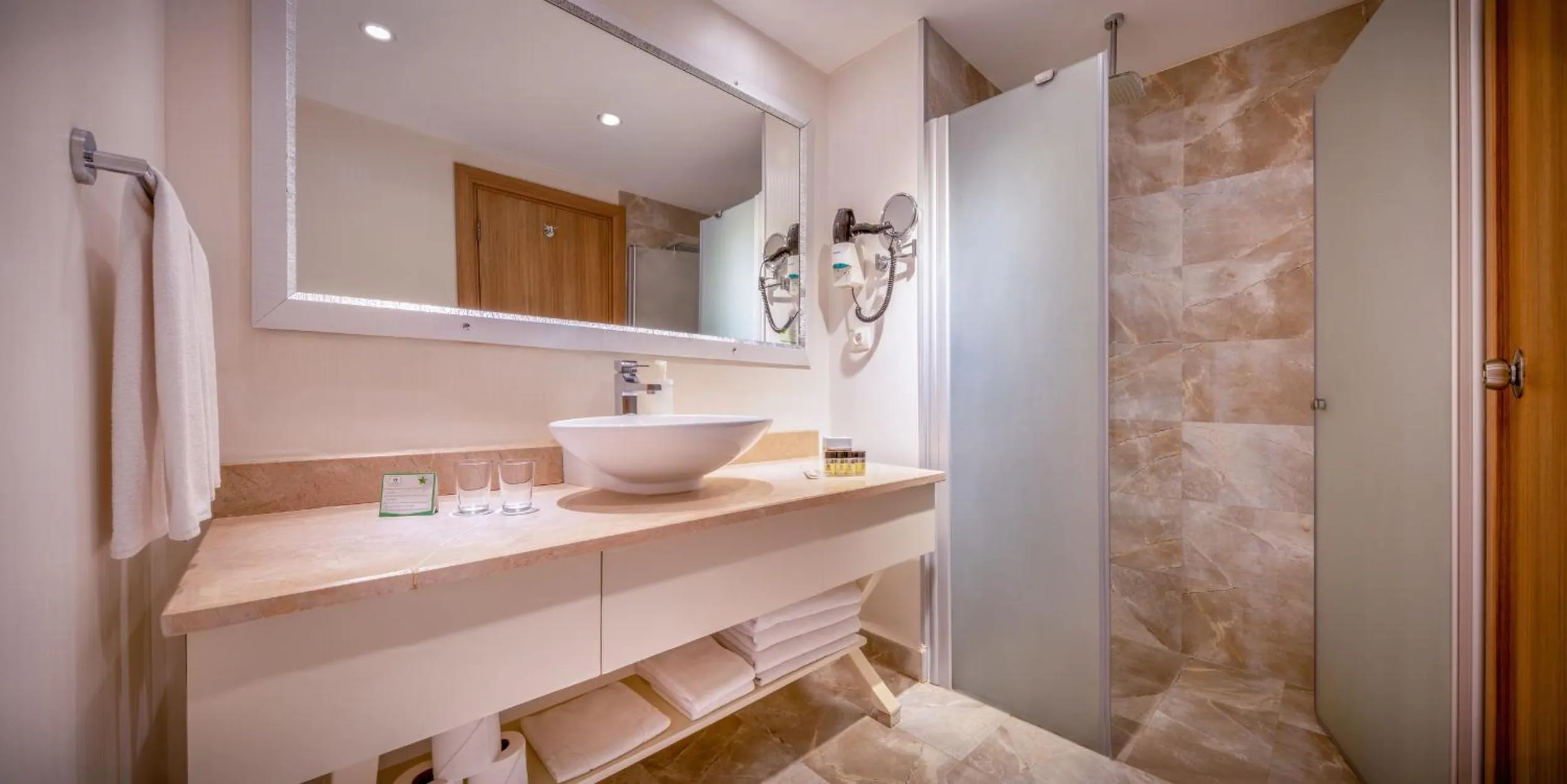 Bathroom in Botanik Platinum Hotel