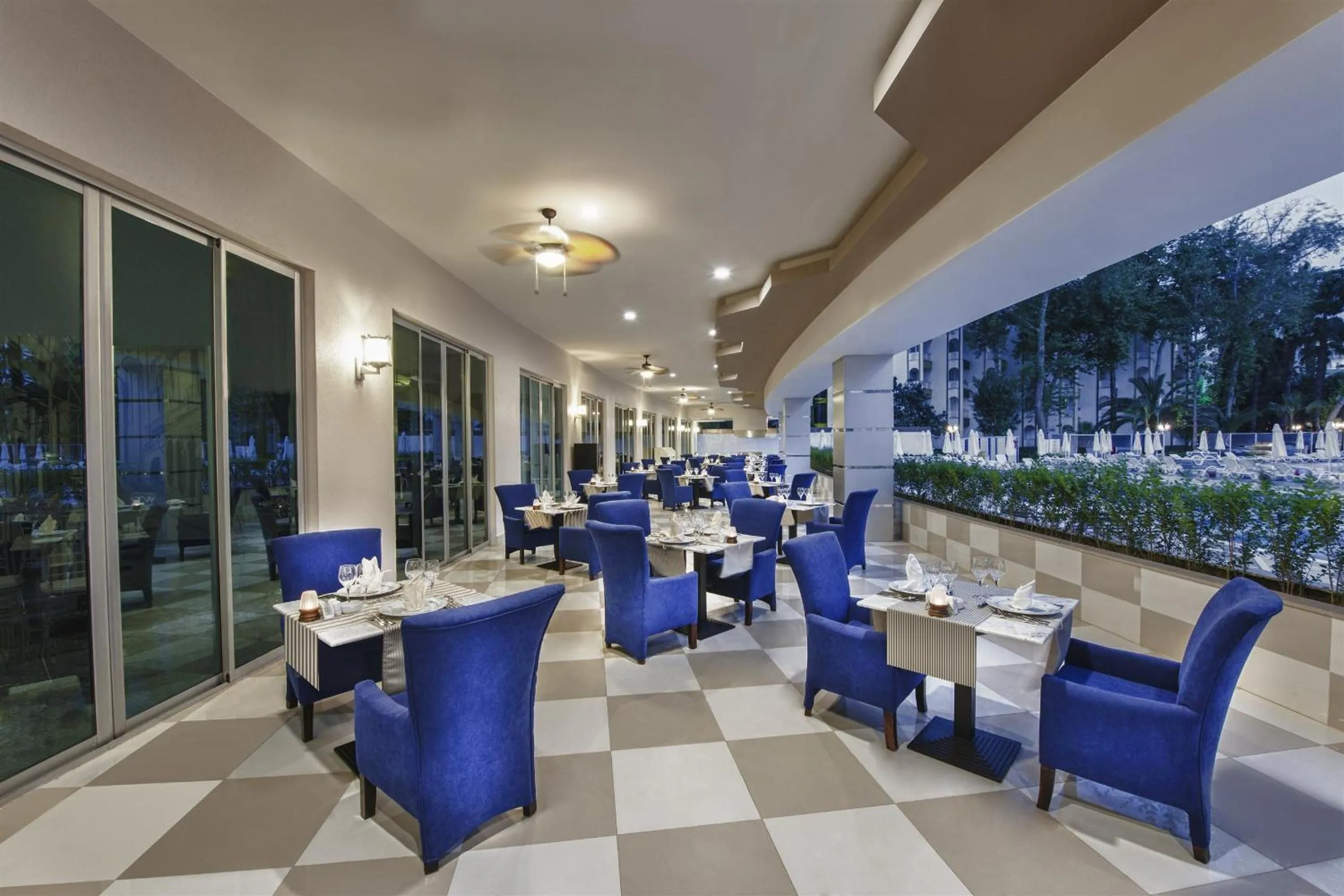 Restaurant/places to eat in Botanik Platinum Hotel