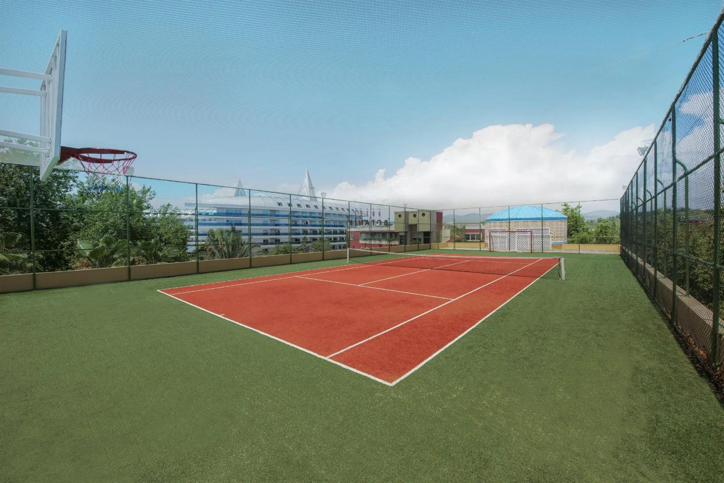 Tennis court in Botanik Platinum Hotel