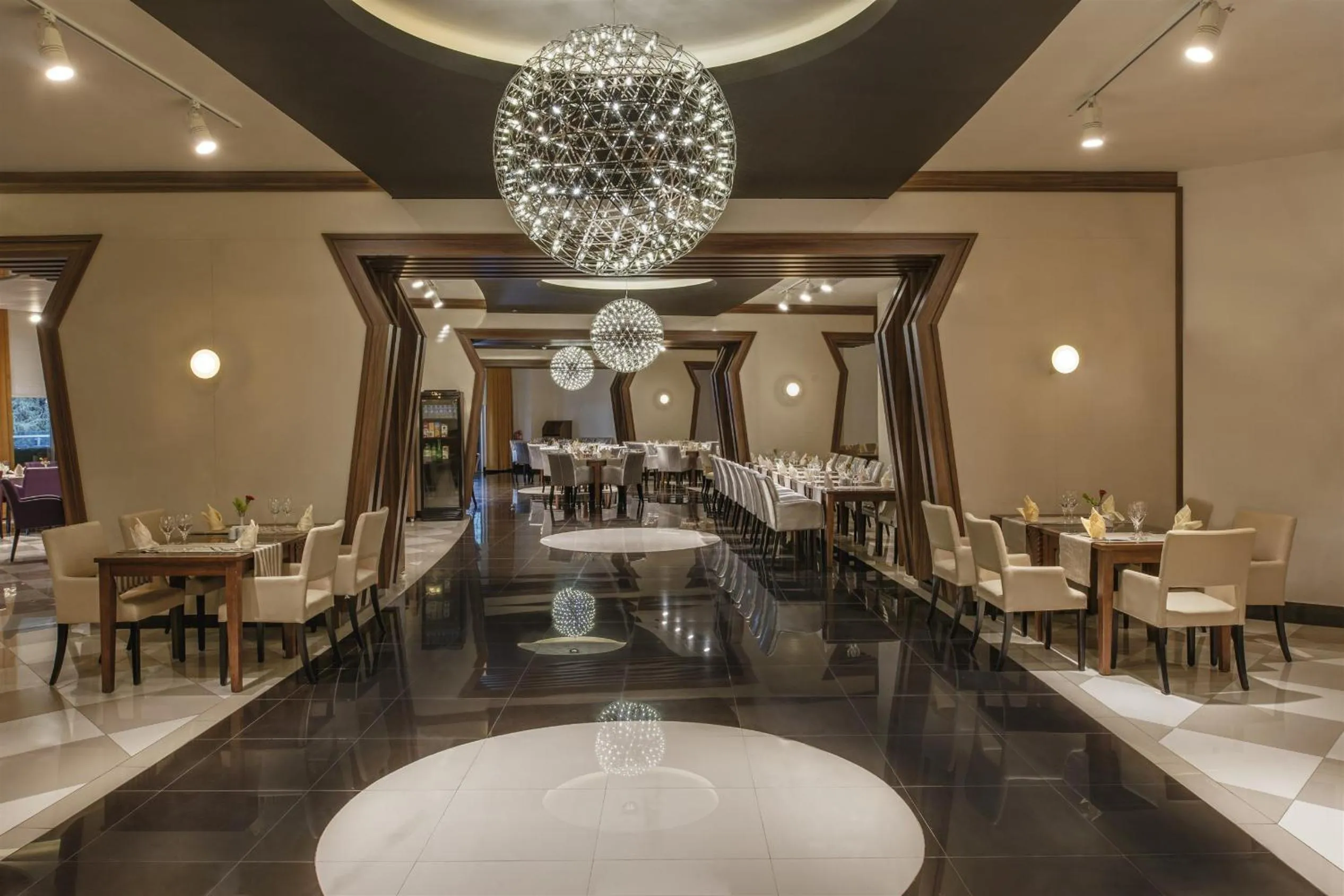 Restaurant/places to eat in Botanik Platinum Hotel