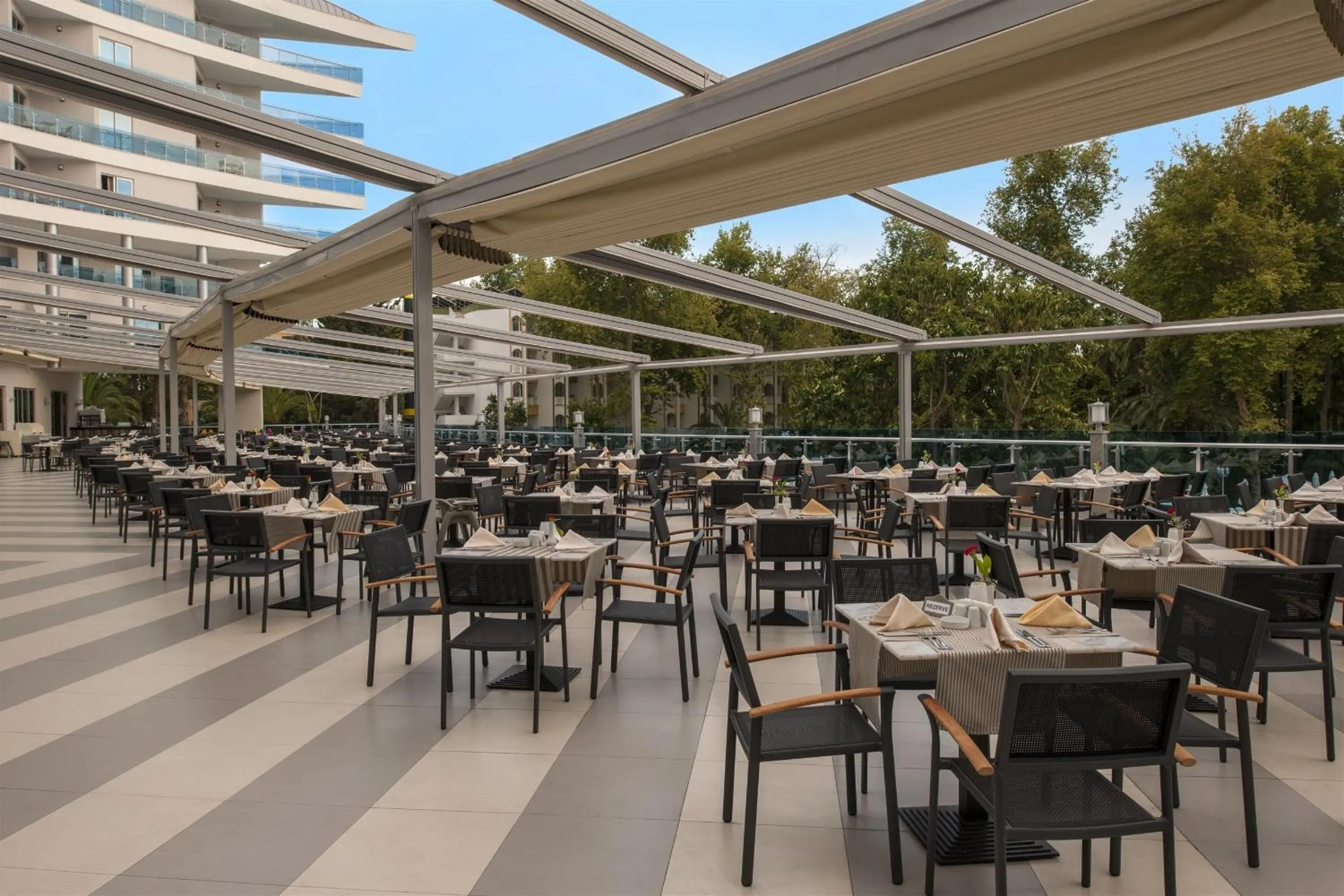 Restaurant/places to eat in Botanik Platinum Hotel