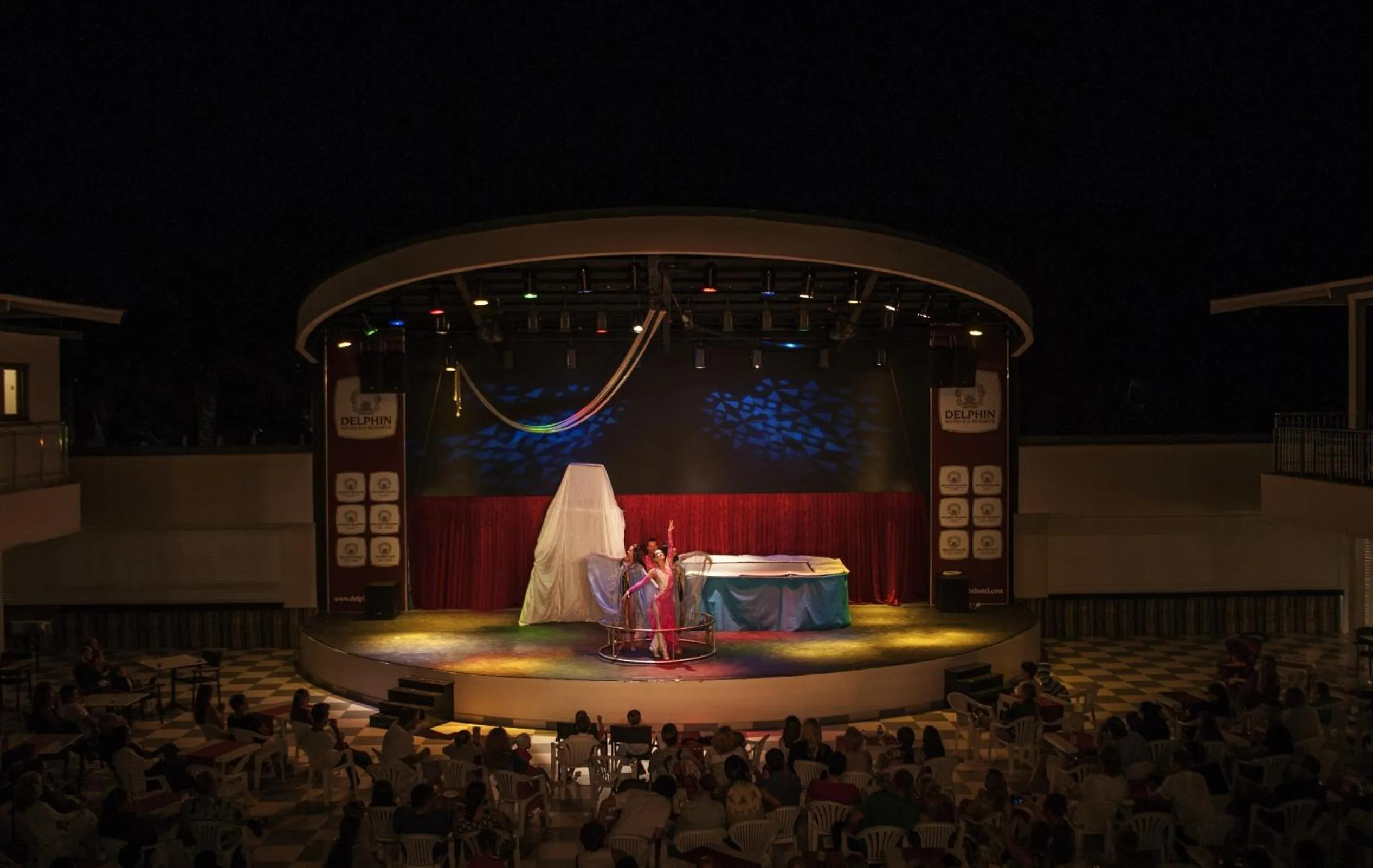 Evening entertainment in Botanik Platinum Hotel