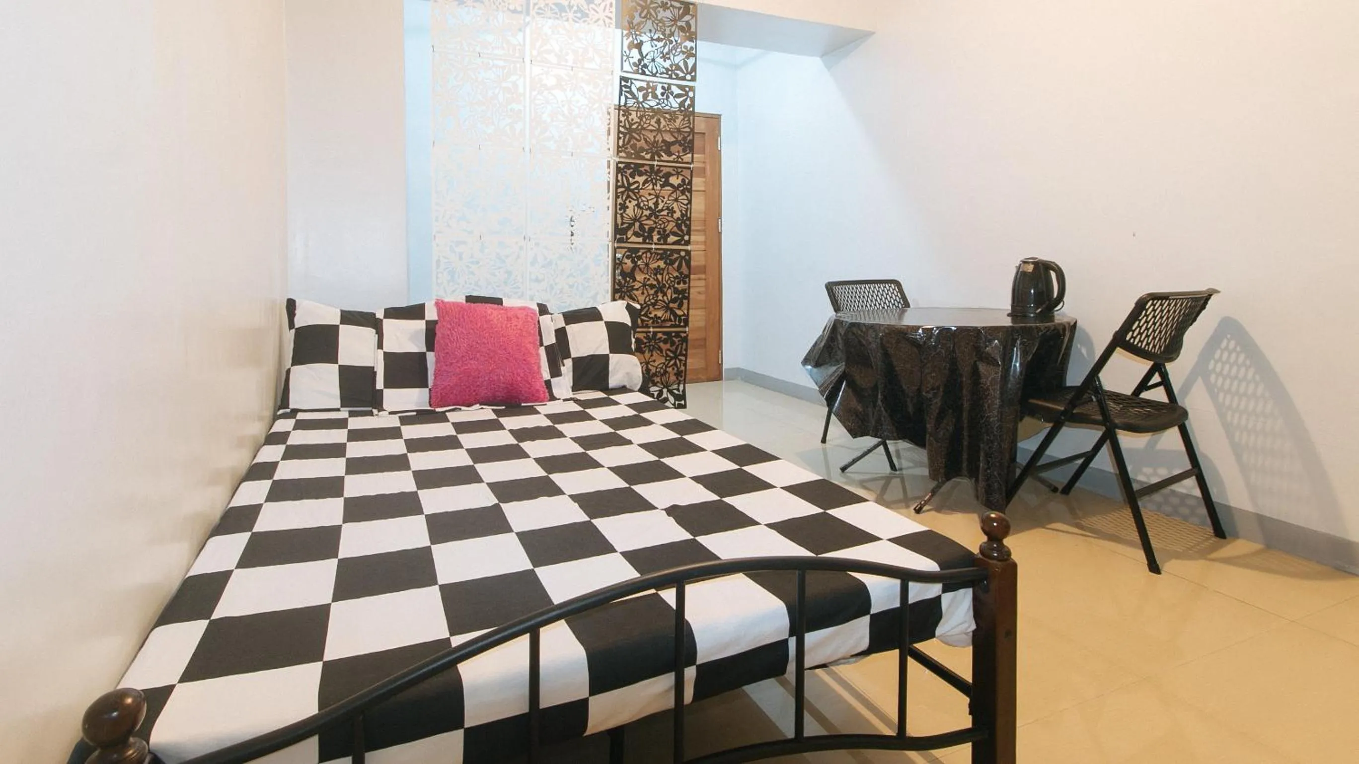 Bed in Budget Backpackers Transient House near NAIA by RedDoorz