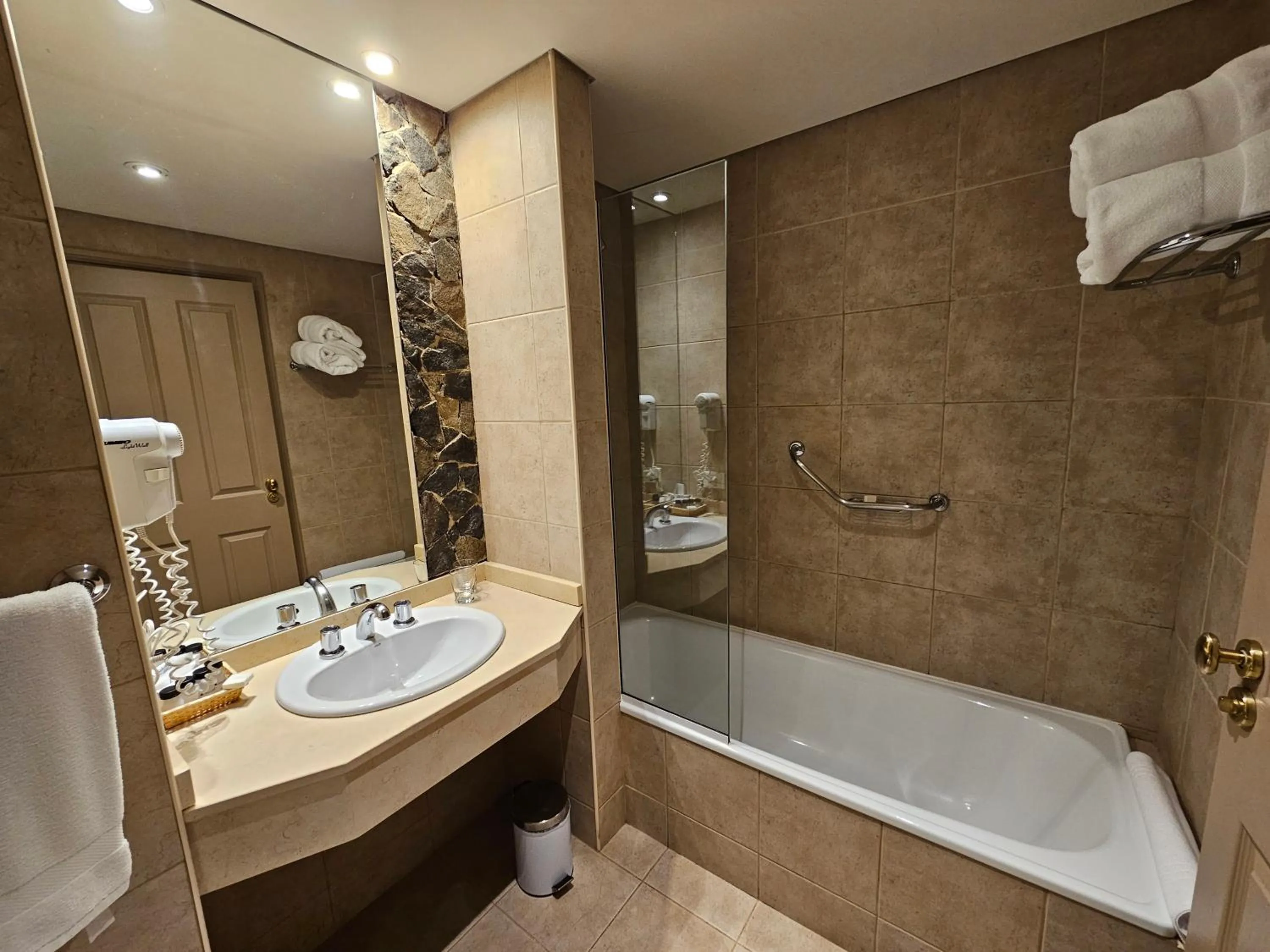 Bathroom in Alto Calafate Hotel